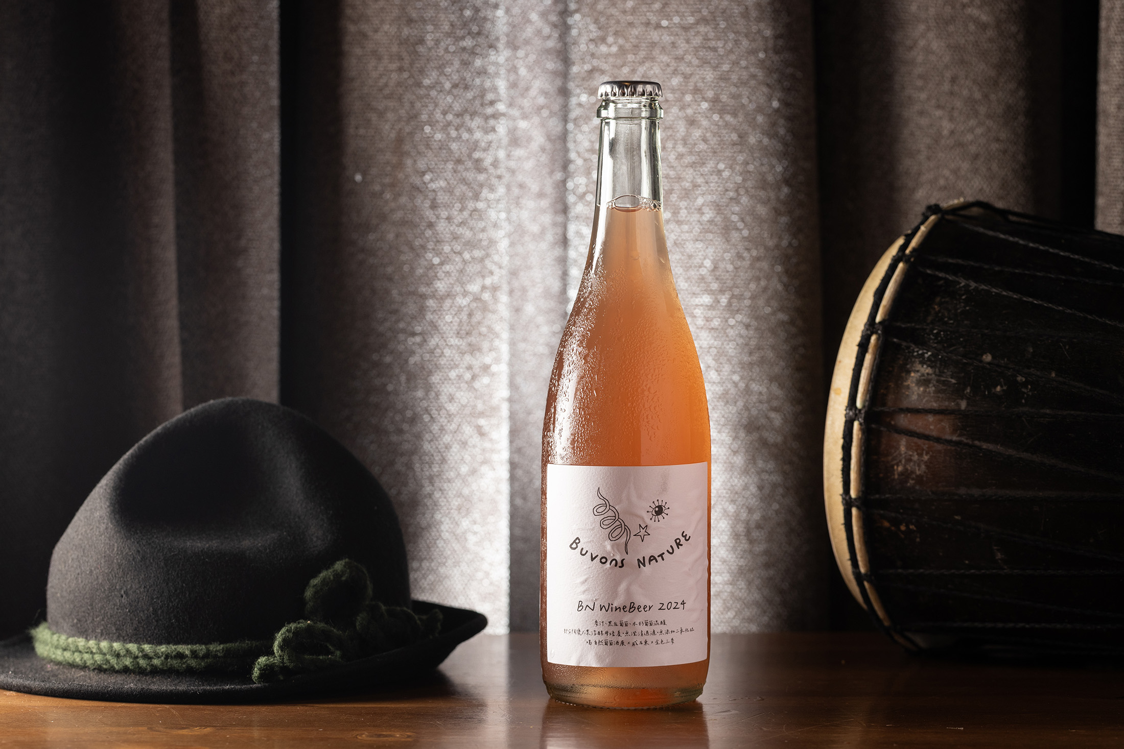 預計11月上市、限量400瓶的「2024 BN WineBeer」是與威石東合作的實驗性酒款，利用釀製葡萄酒後剩餘的黑后葡萄酒皮與酒泥進行野生共發酵，並將部分移至陶甕中熟成，為啤酒帶來「葡萄酒」般的風味。（880元／瓶）