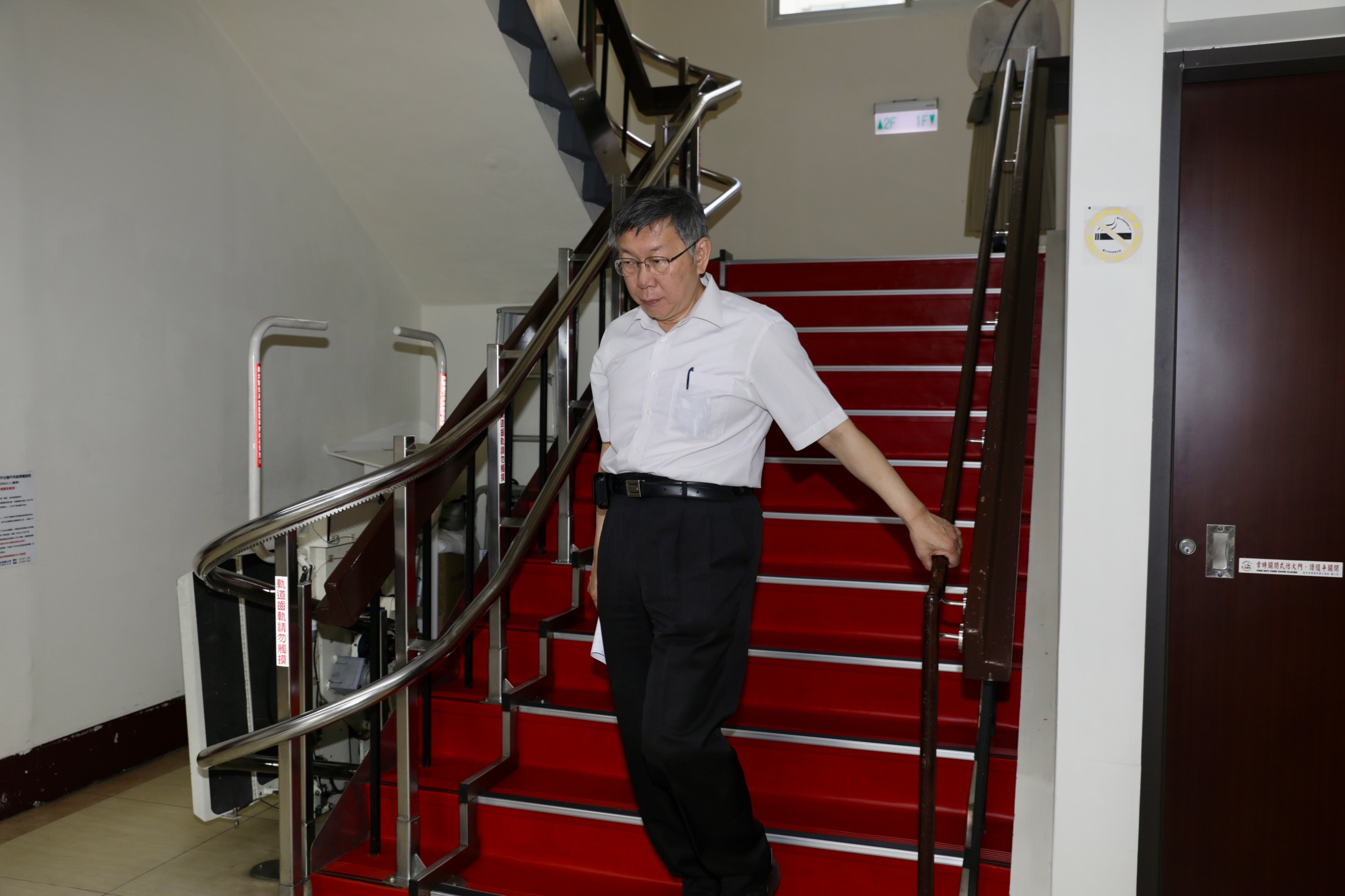 蔣萬安表示大巨蛋吃球白椅早在柯市府時期就安裝好，柯文哲一聽狂笑5秒。（本刊資料照）