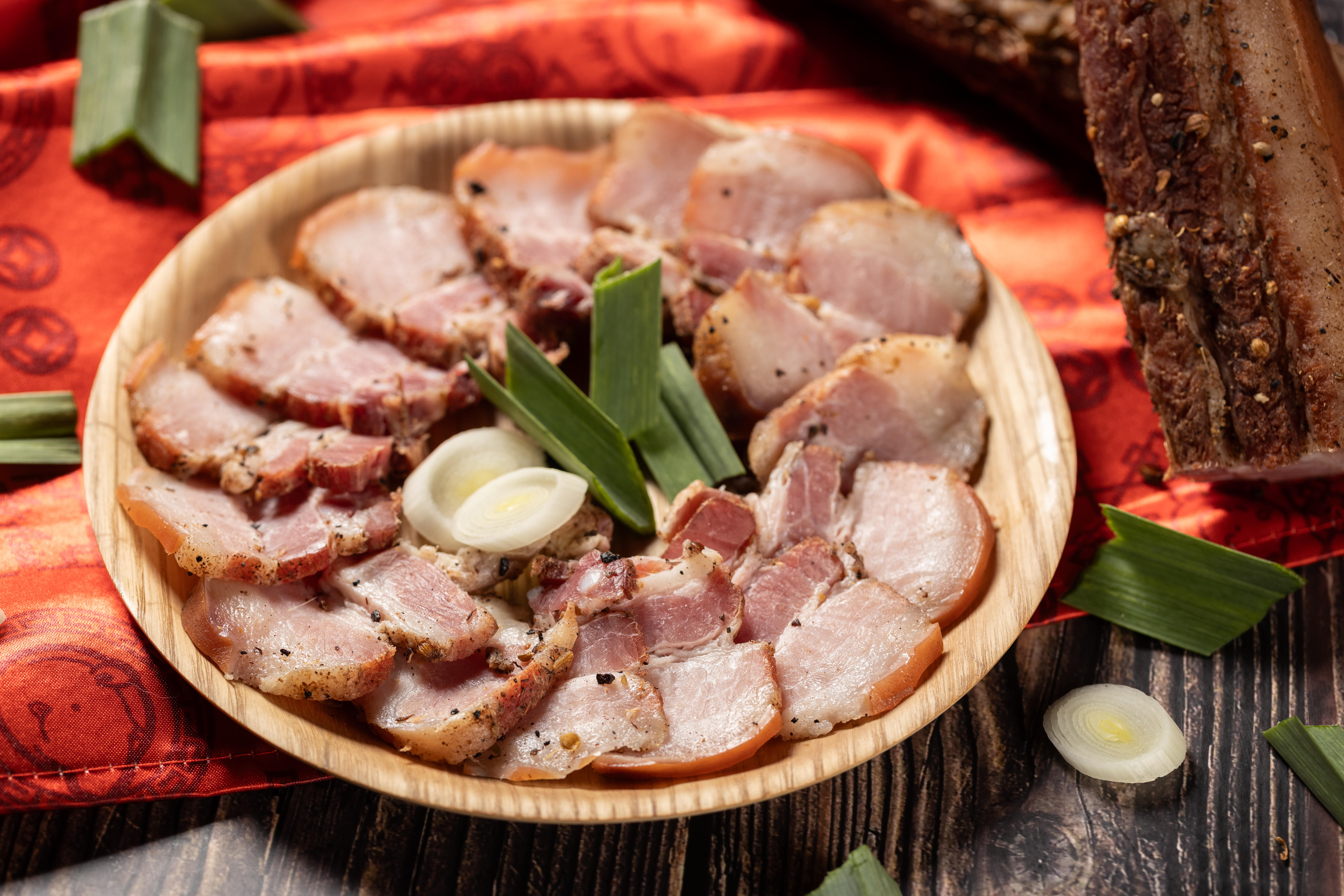 位於高雄果貿市場裡黃媽媽自醃的「眷村五花臘肉」，是許多人記憶中的眷村味道。