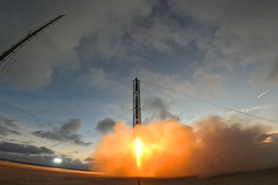 逢甲大學第2支科研火箭今日6時1分於屏東旭海的國科會「短期科研探空火箭發射場域」成功發射。（逢甲大學提供）