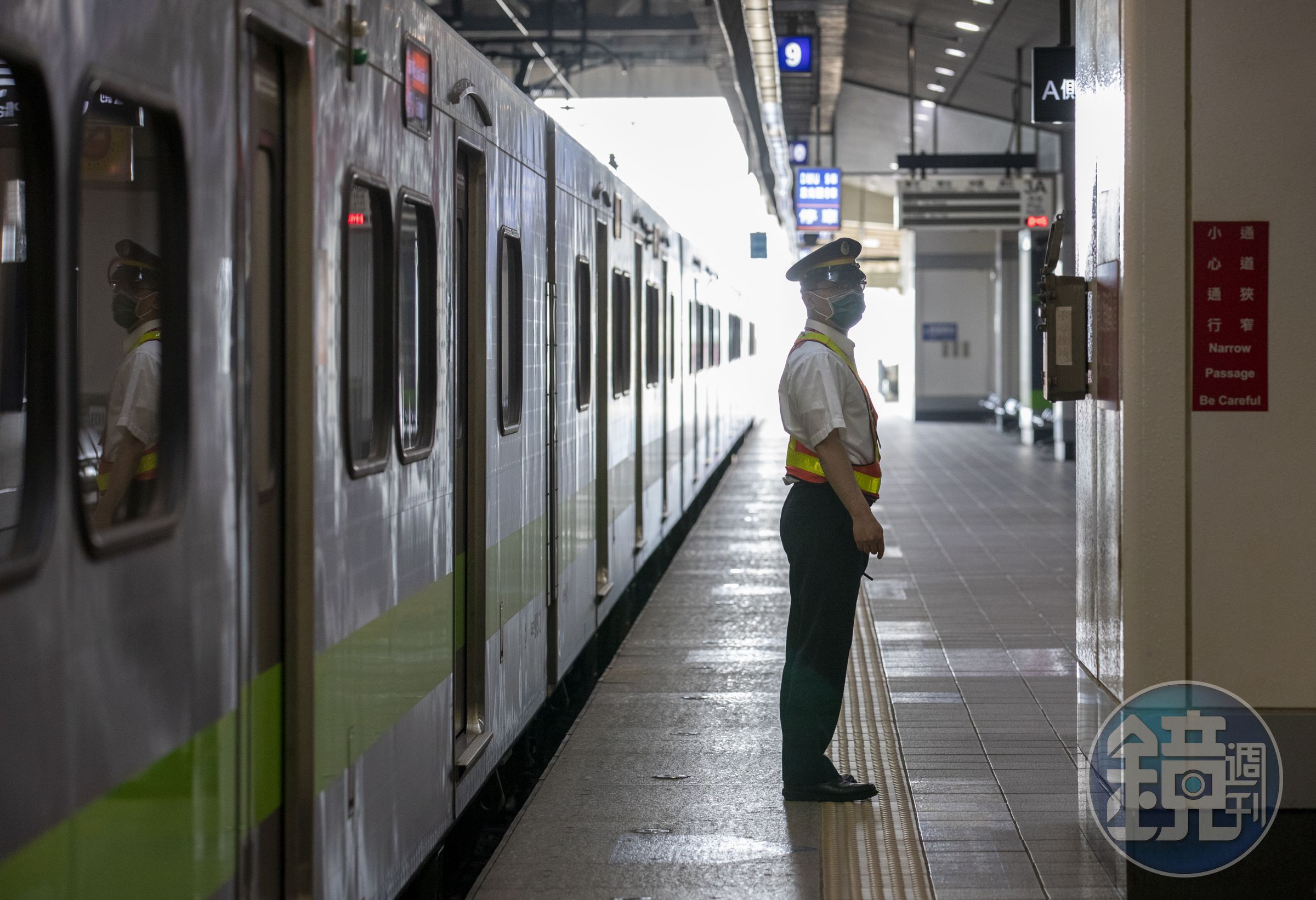 有民眾搭乘台鐵因感覺車廂過暖，竟用「緊急按鈕」要求列車長關掉暖氣，列車長則直接廣播解釋。（本刊資料照）