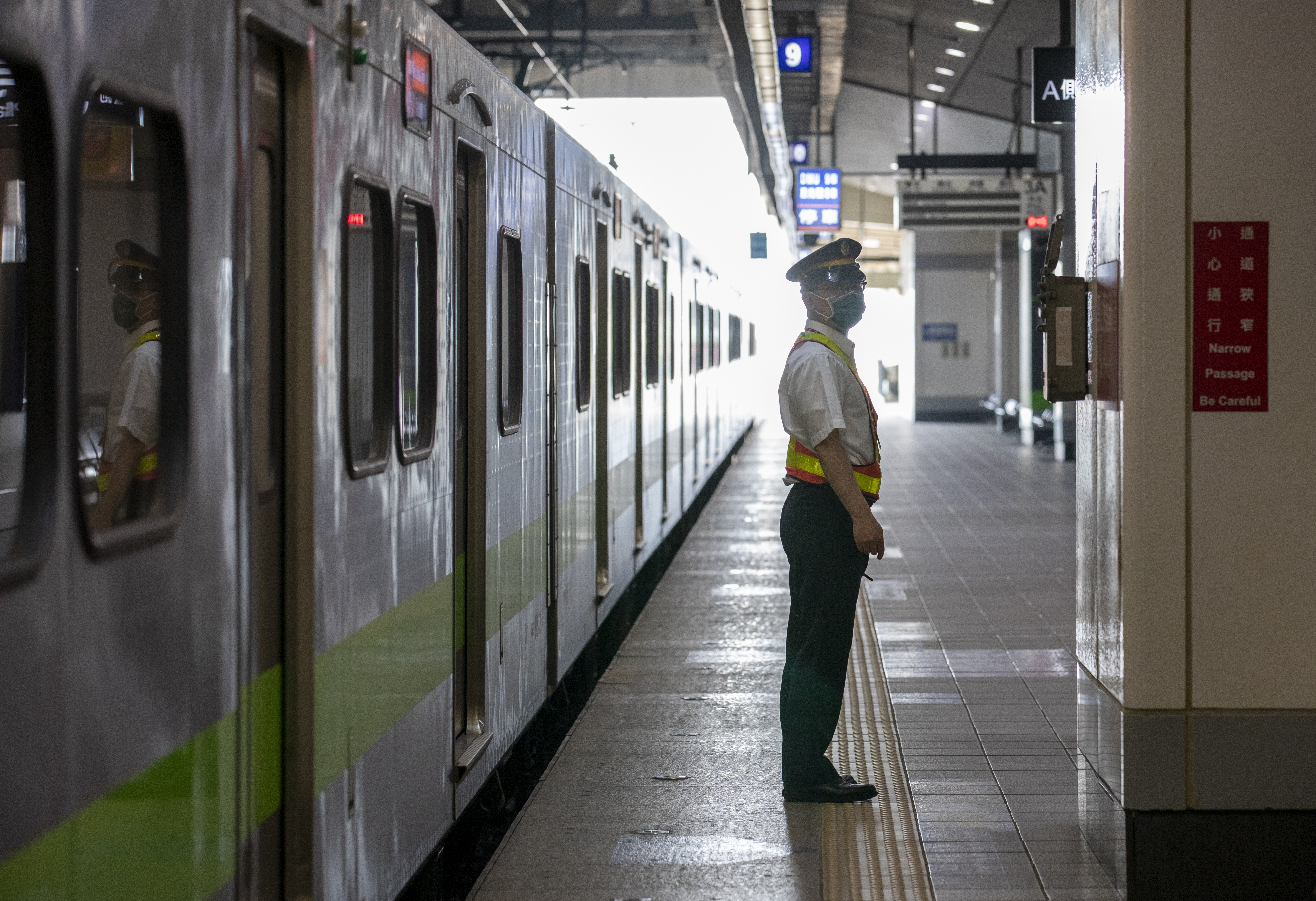 有民眾搭乘台鐵因感覺車廂過暖，竟用「緊急按鈕」要求列車長關掉暖氣，列車長則直接廣播解釋。（本刊資料照）