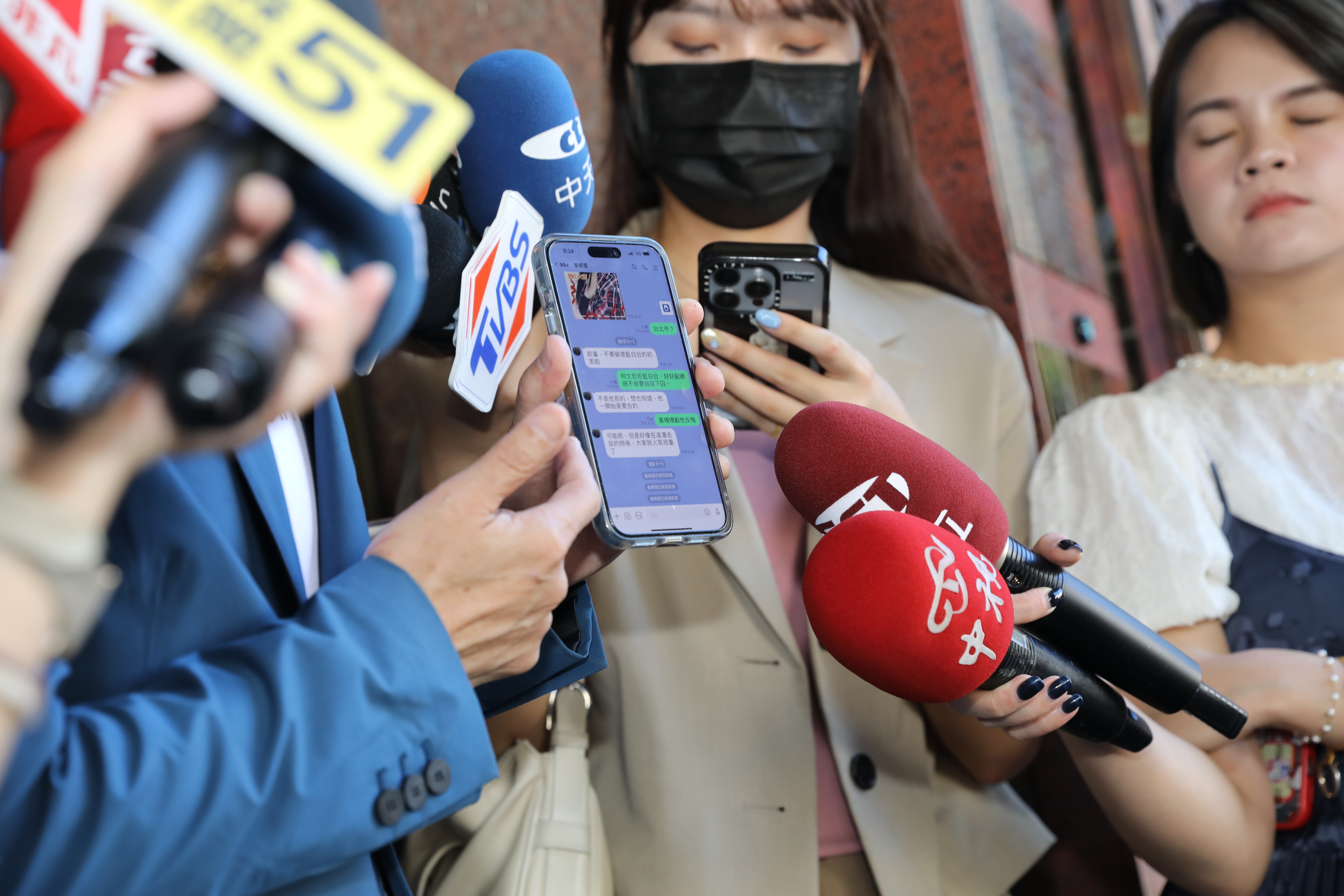 鍾小平今日公布自己與曾姸潔的聊天紀錄，但部分訊息已收回。