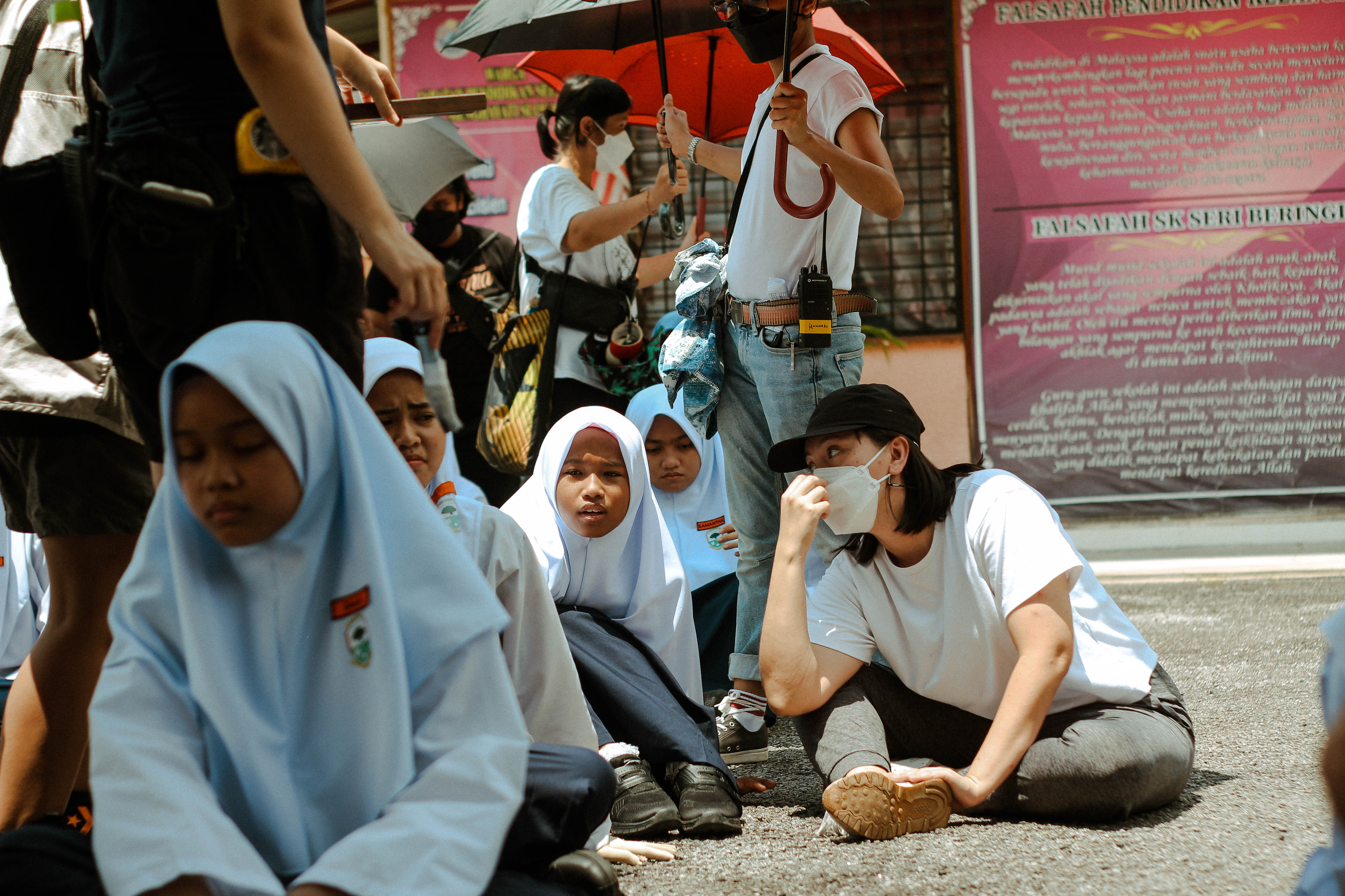 片中的少女演員都是素人，余修善（右一）從旁觀察每人的特質，再分配適合角色。（捷傑電影提供）