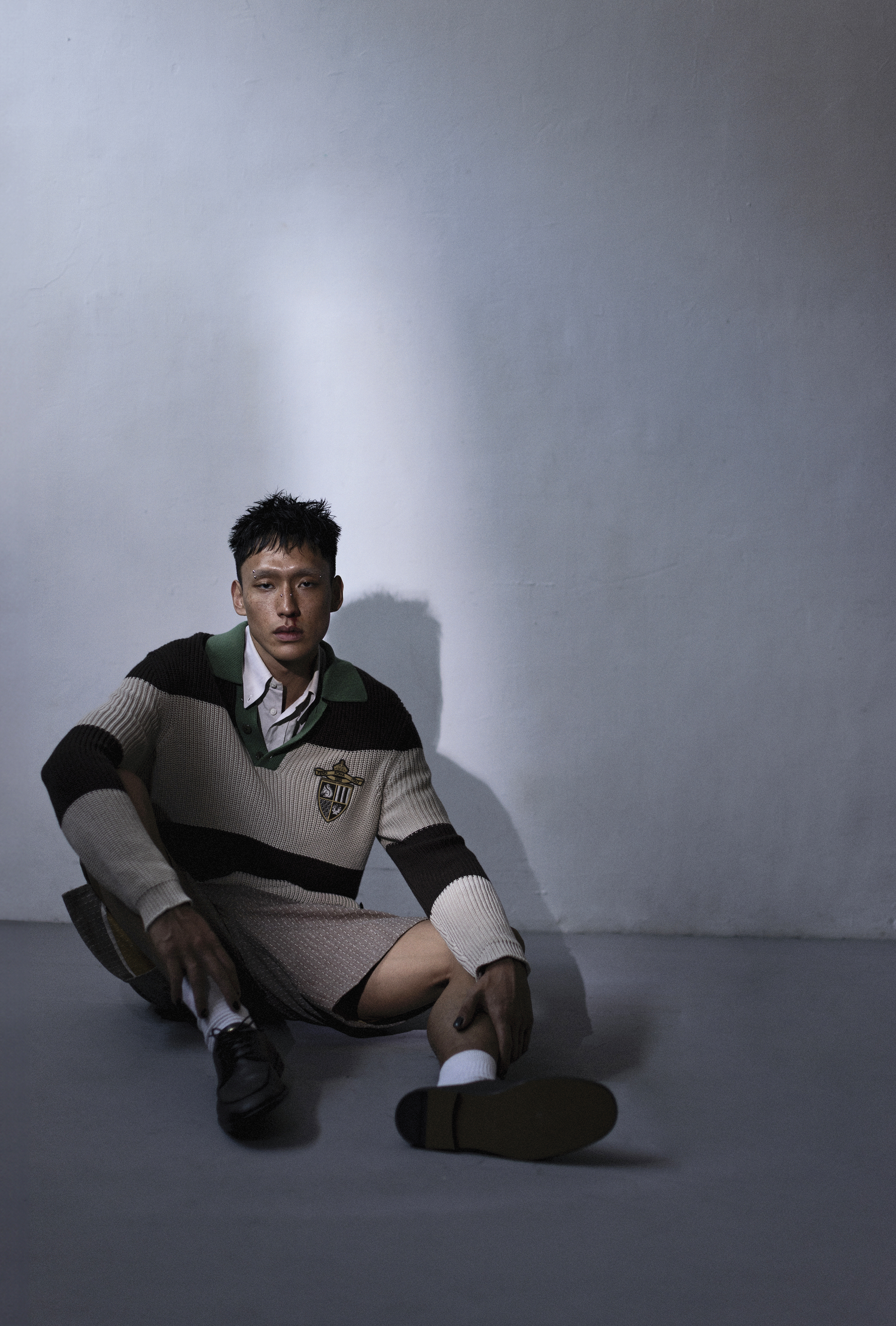 橫紋針織Polo衫 NT$49,200 by FENDI；短袖襯衫 NT$25,600 by FENDI；百慕達短褲 NT$28,400 by FENDI；黑色皮鞋 價格店洽 by FERRAGAMO；白色襪子 私物