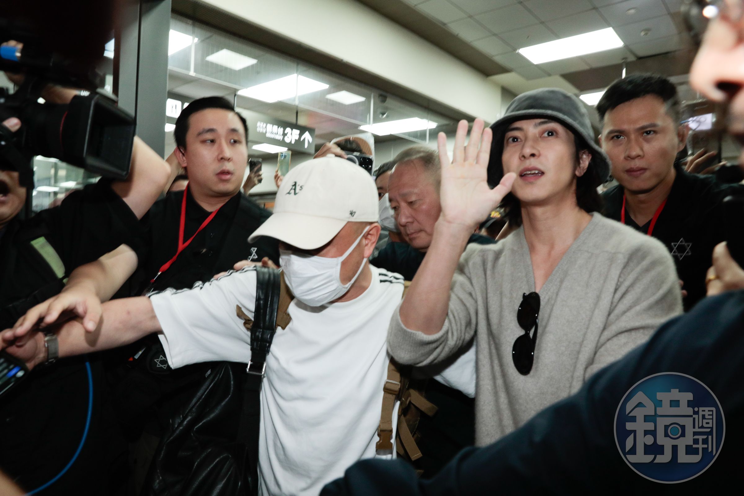 山下智久離開前還收下粉絲的信。