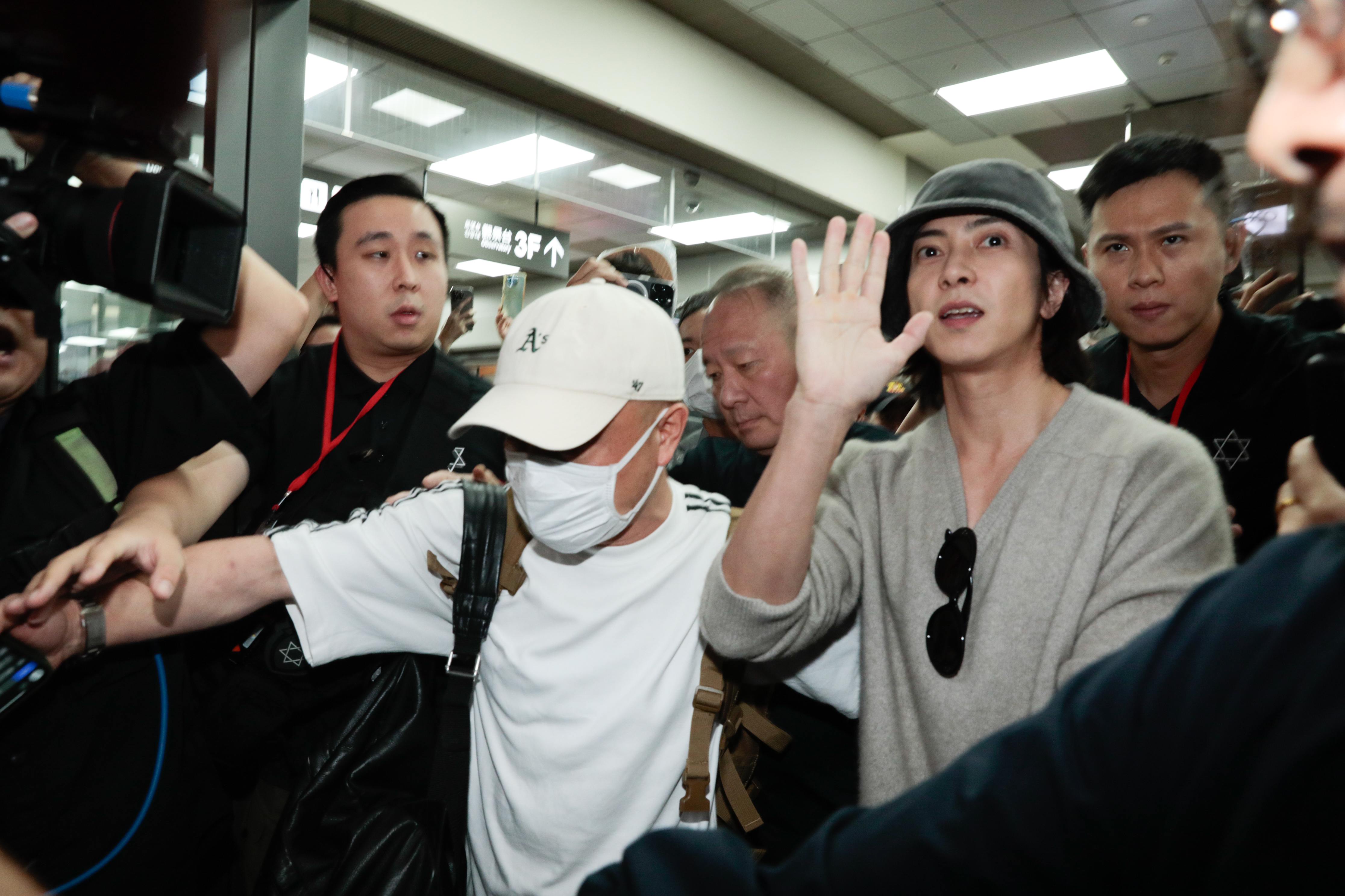 山下智久離開前還收下粉絲的信。