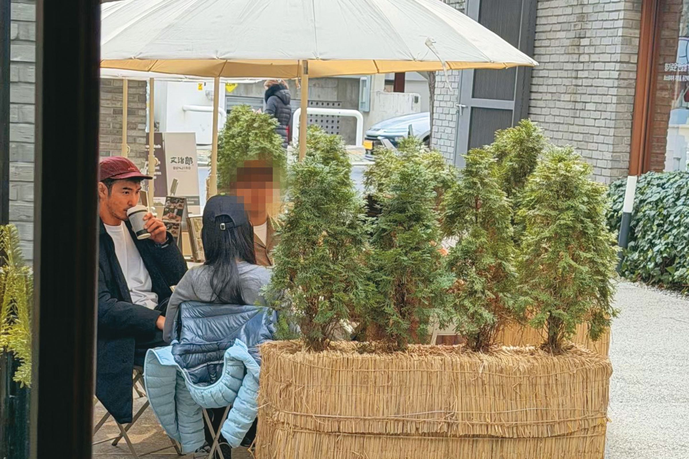 阮經天(左)帶著徐小姐(右)和弟弟、弟媳在首爾街頭喝咖啡,顯見徐小姐也獲得阮家人接納。(翻攝自小紅書)