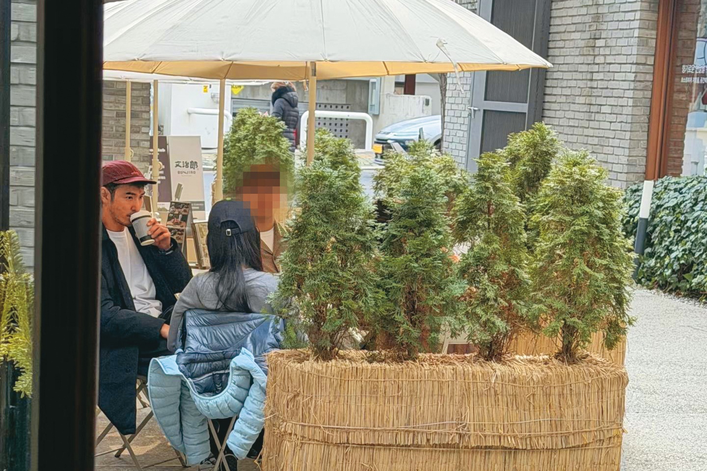阮經天（左）帶著徐小姐（右）和弟弟、弟媳在首爾街頭喝咖啡，顯見徐小姐也獲得阮家人接納。（翻攝自小紅書）