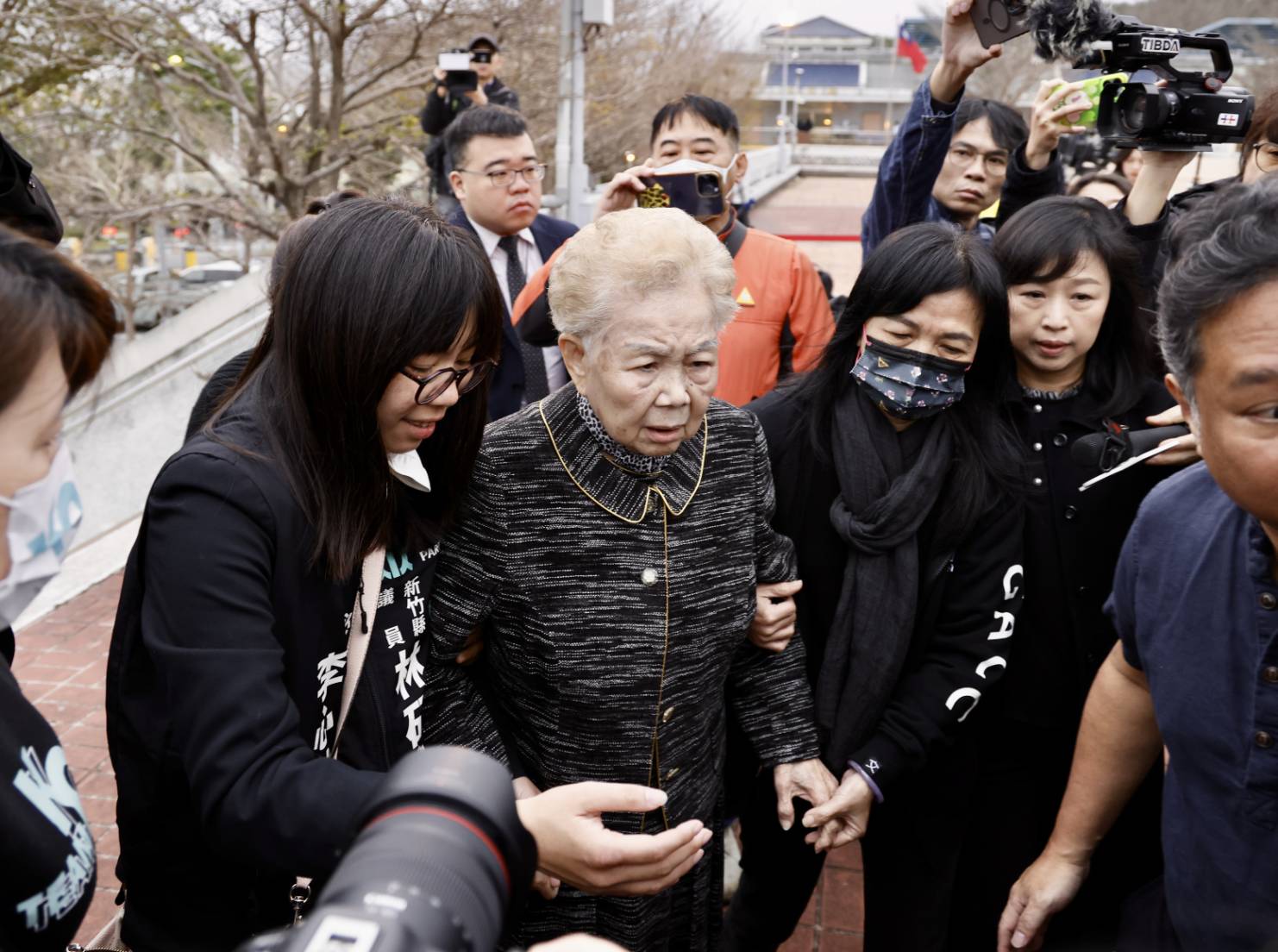 柯文哲的母親在攙扶下步入靈堂。