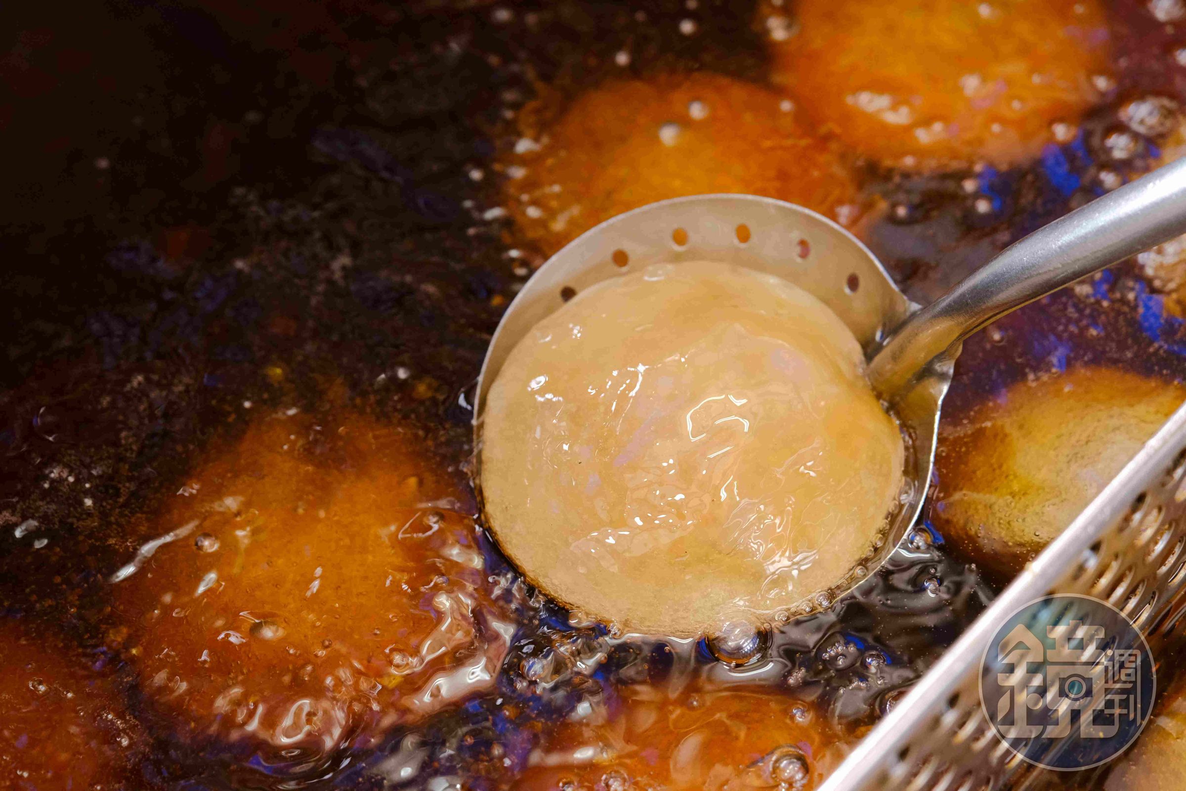 這裡的肉圓採中低溫油浸，表皮緊實Q彈。