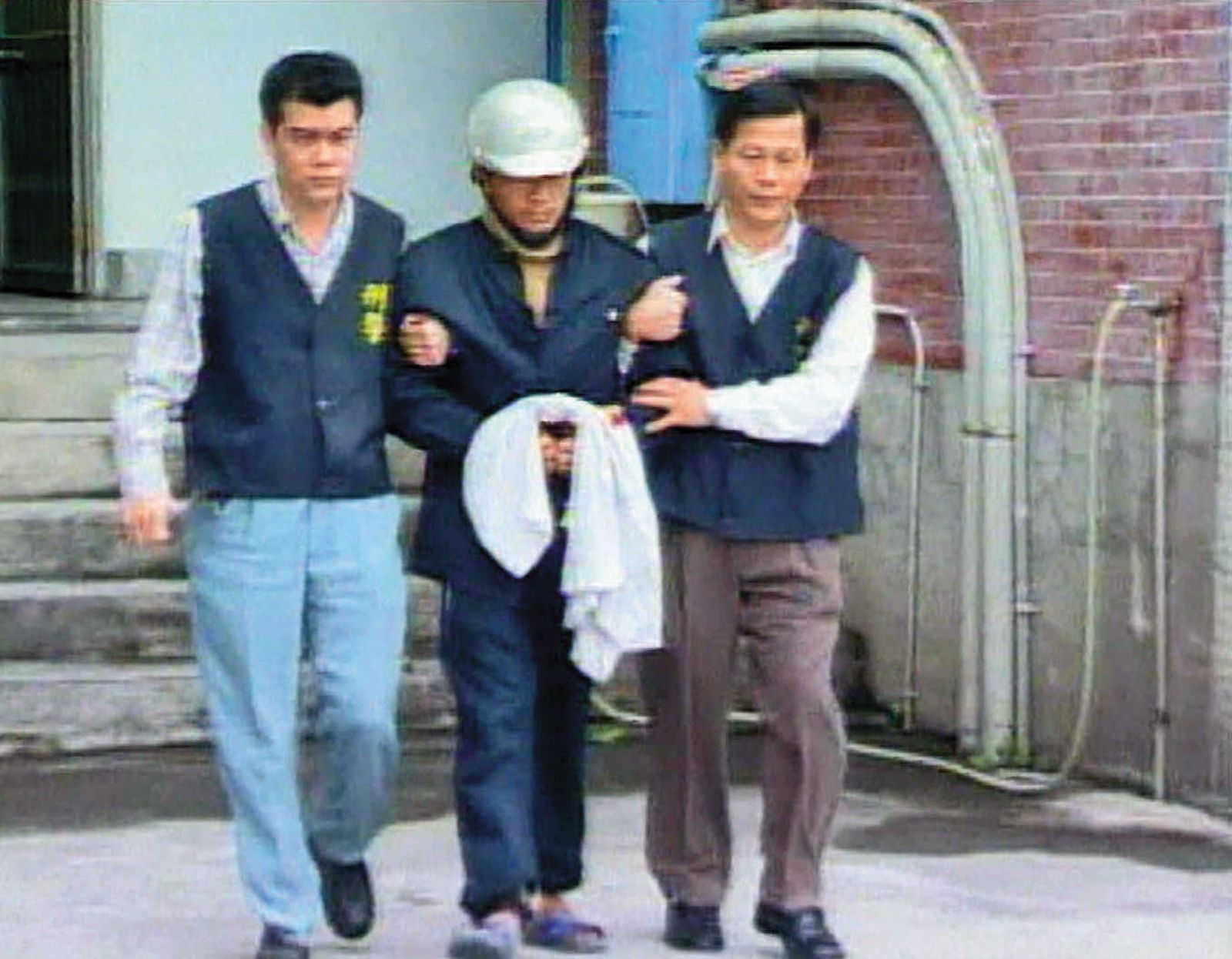 張胞輝（中）借錢不成，憤而殺害2名鄰居，最後遭警方逮捕。（東森新聞提供）