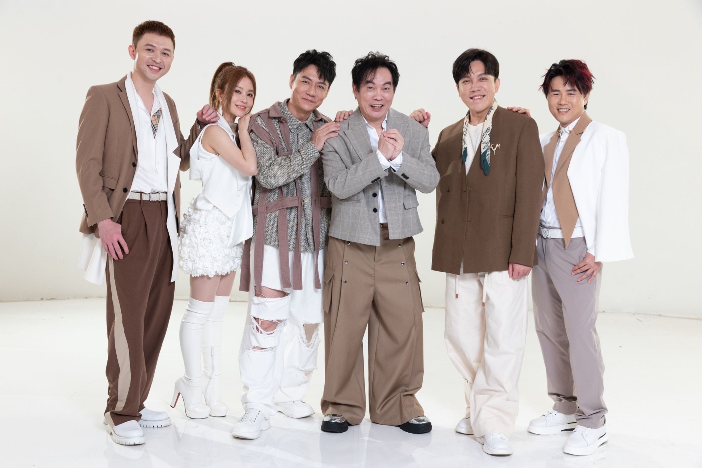 李子森（左起）、杜忻恬、陳隨意、康康、許志豪、陳孟賢主持《超級一級棒》首播告捷。（中視提供）