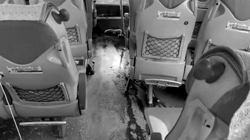 事發後客運走道滿是鮮血,乘客之一的女高中生驚險逃死劫,神情仍驚魂未定。(翻攝畫面)