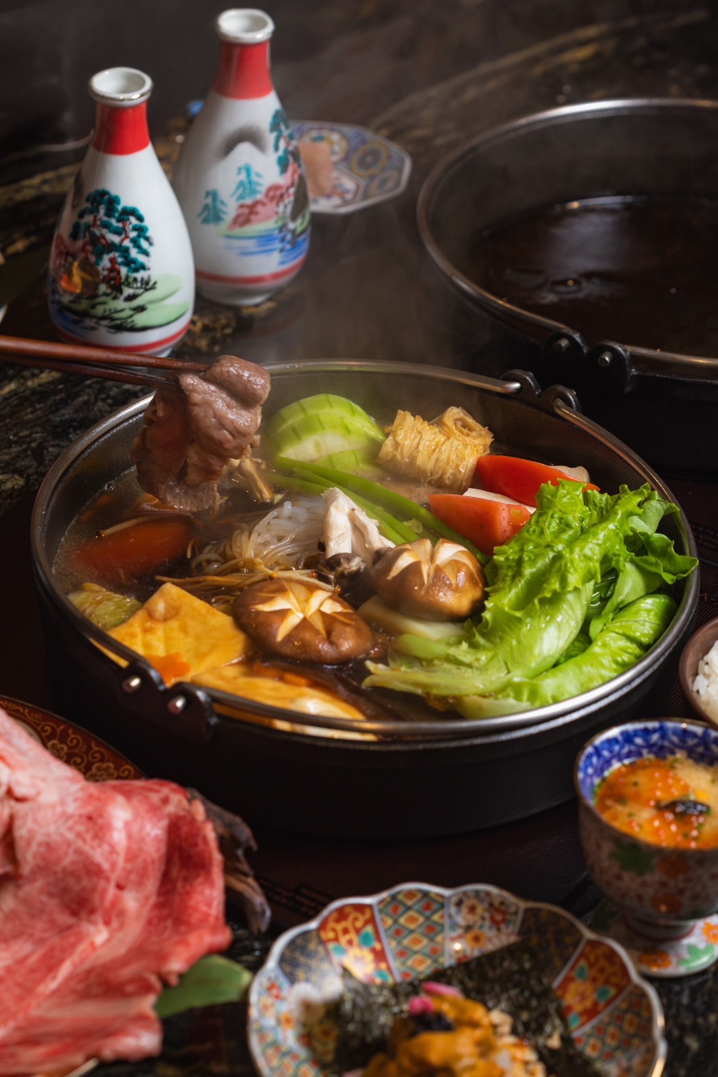 橋山的菜盤相當澎湃，包含香菇、大蔥等超過20種蔬菜。