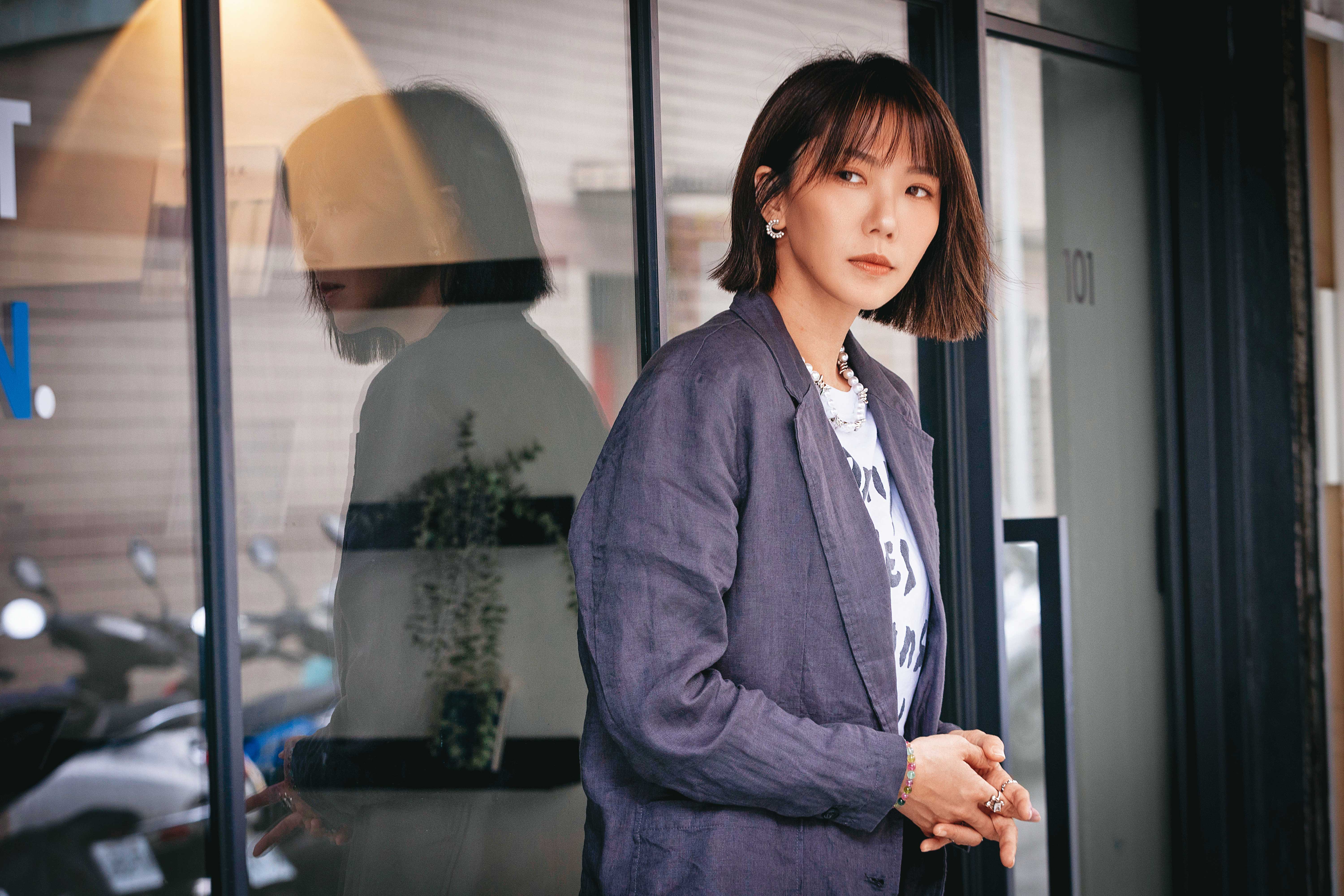 從公開發聲、成為被告、最後不起訴確定，這1年，大牙的身心狀態多次墜入低谷。危急時刻，是身邊的重要他人們接住了她。