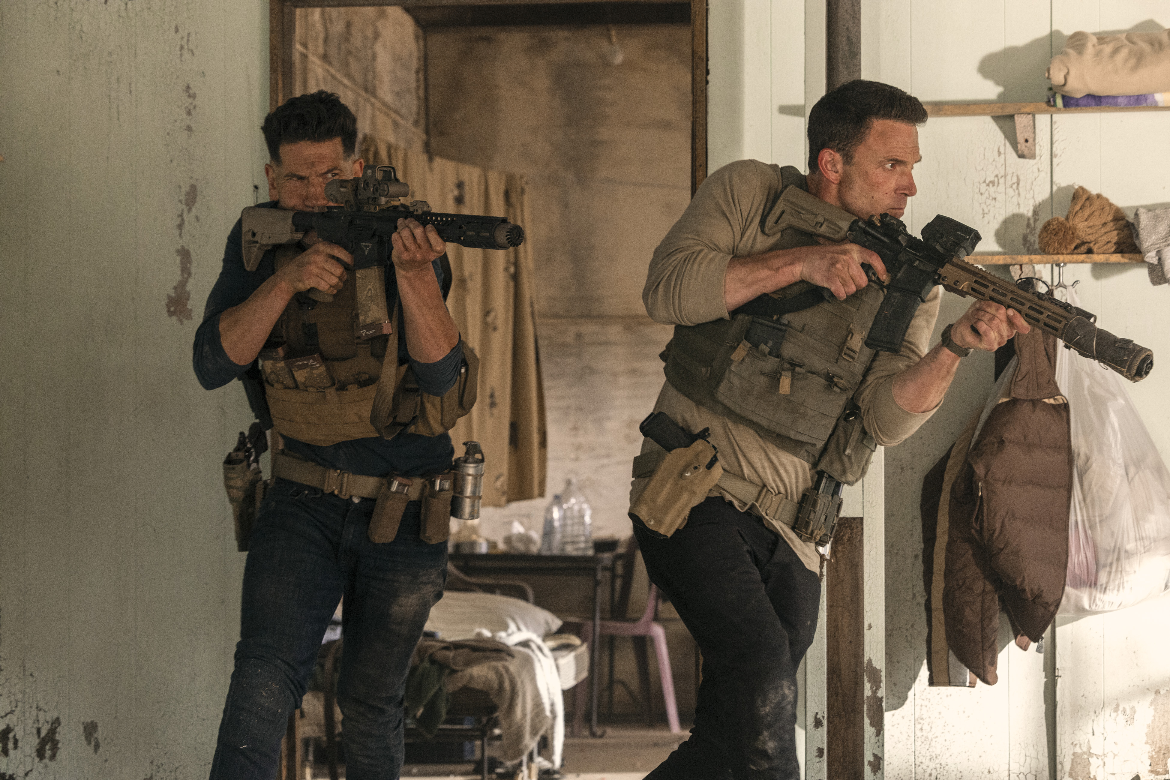  《會計師2》不負眾望，加重強柏恩瑟（左）的戲份，與班艾佛列克（右）一起搭檔演出火力加倍的動作戲。（華納兄弟提供）