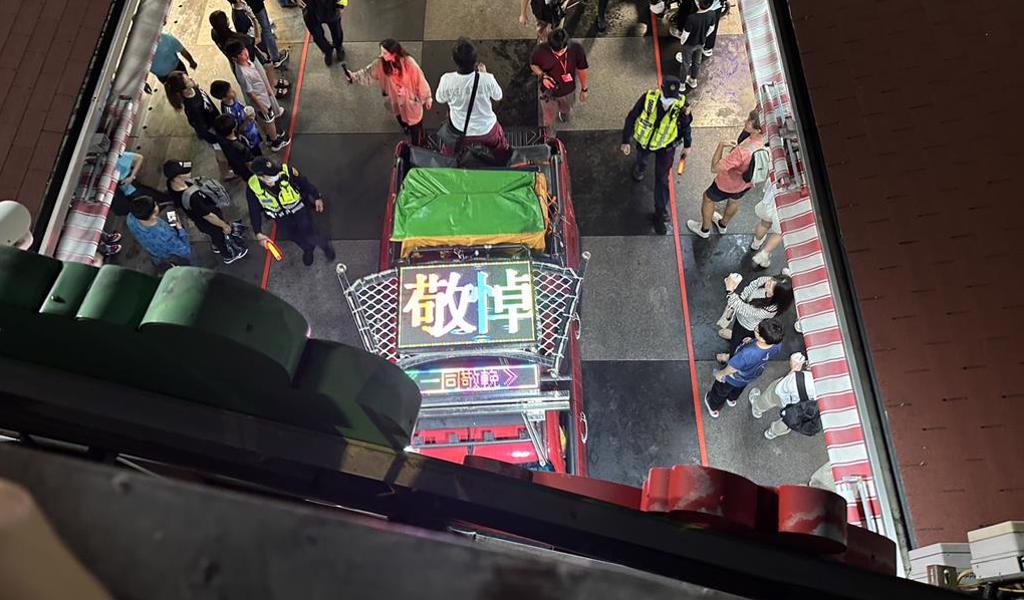 花蓮山車鬧烏龍！遊行前導車竟播放著不吉利字眼，嚇壞參與民眾。（翻攝畫面）