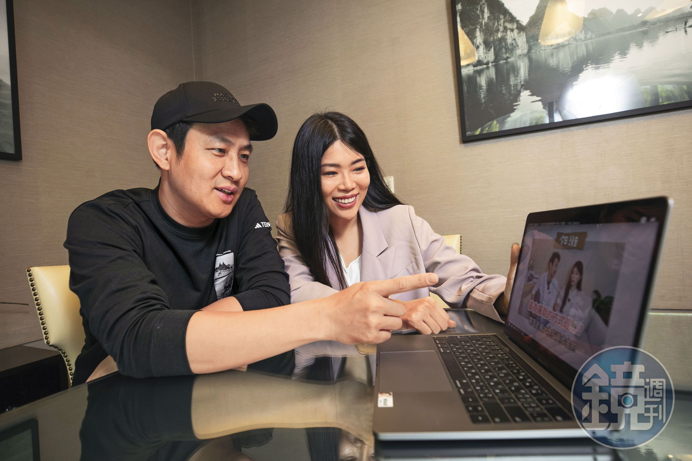 Selena和老公Wayne共同經營YT頻道，傳遞投資理財的觀念。