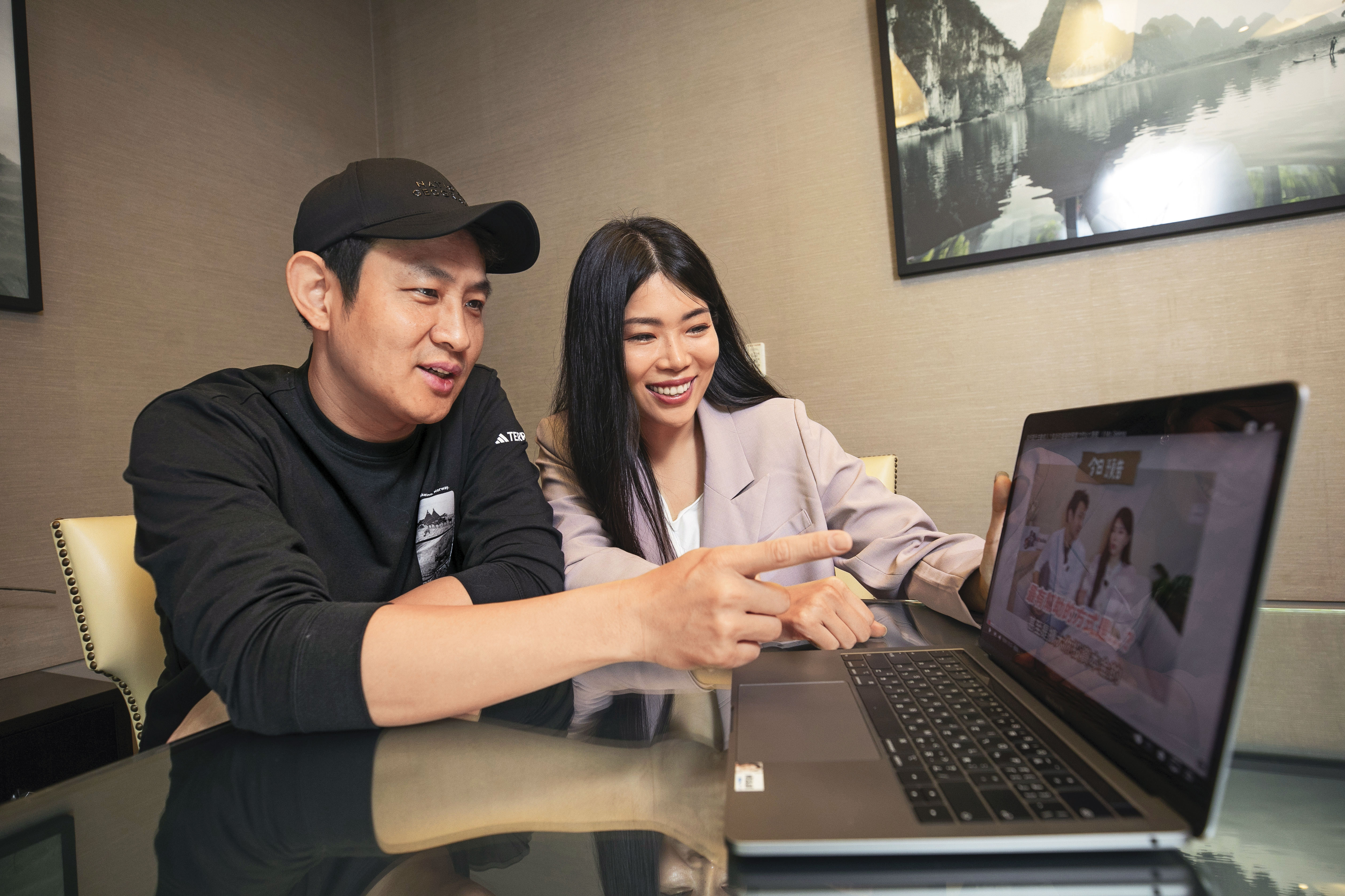 Selena和老公Wayne共同經營YT頻道，傳遞投資理財的觀念。