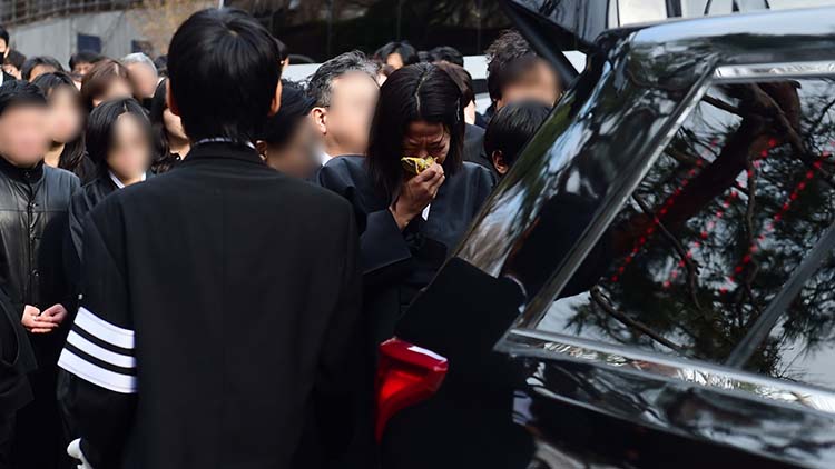 李善均遺孀田慧振在兒子的陪伴下送他最後一程，淚水決堤。（翻攝自JTBC NEWS）