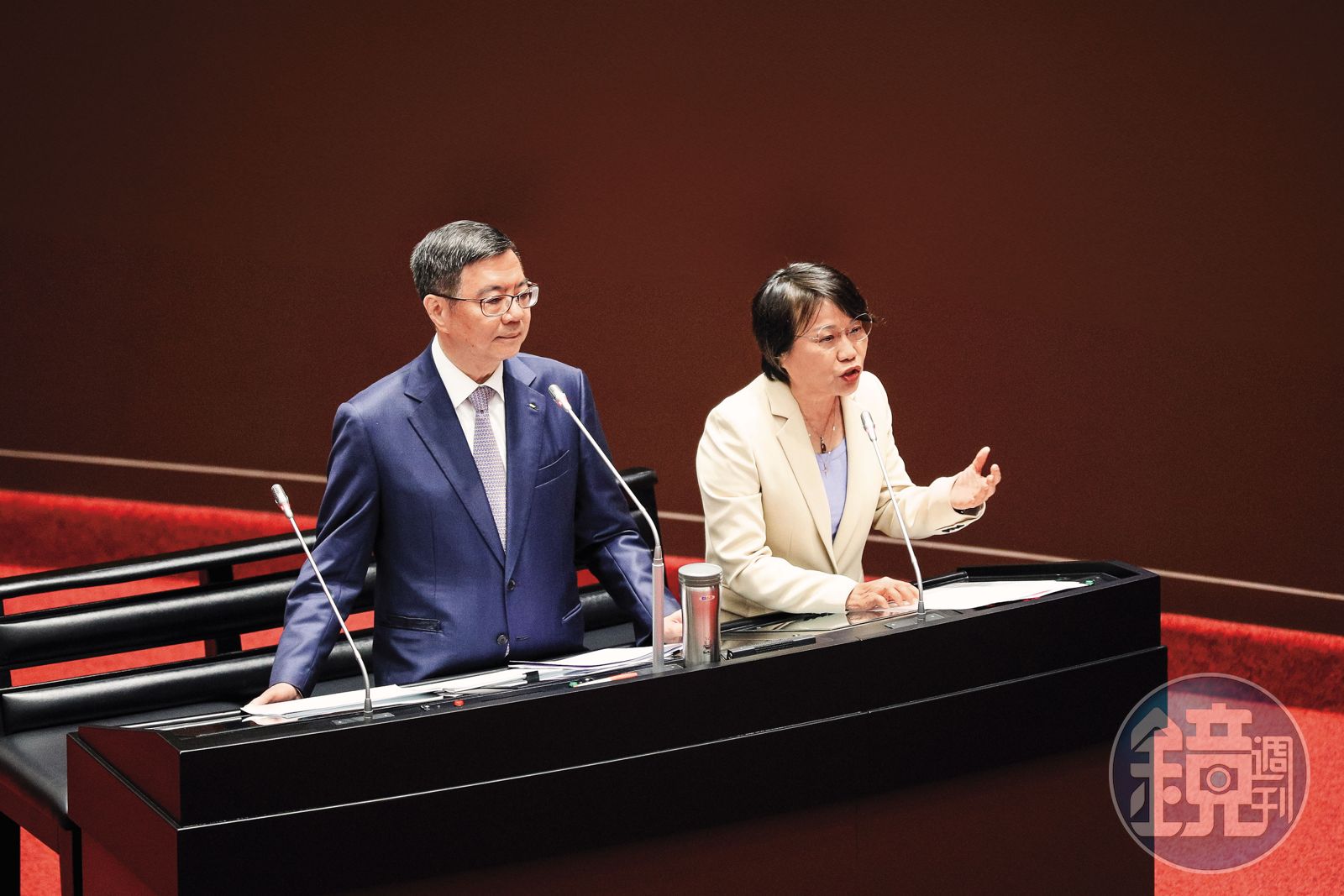 內政部長劉世芳（右）力拚「虛坪改革」2026年上路，盼降低住宅公設比、回應高房價民怨。