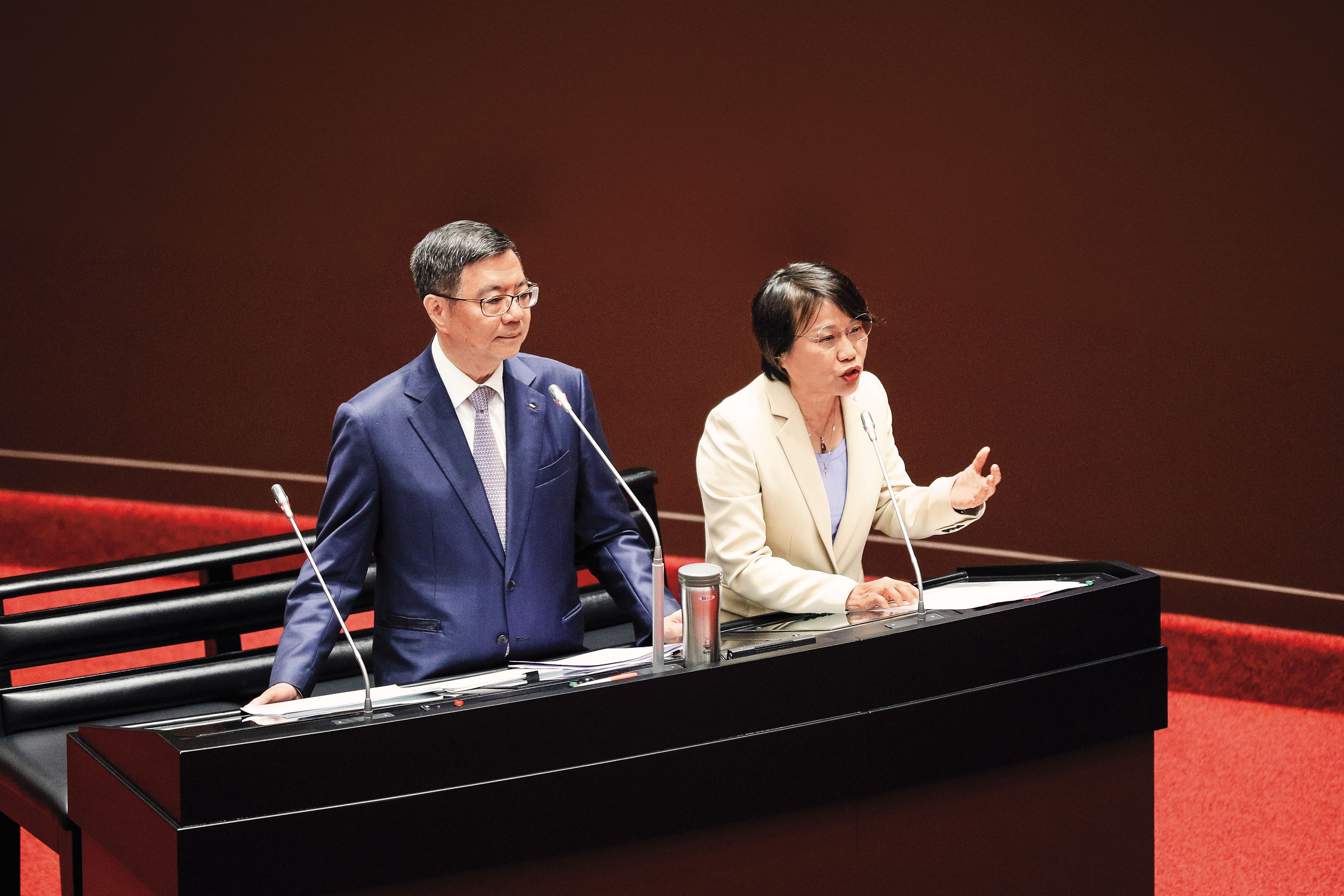 內政部長劉世芳（右）力拚「虛坪改革」2026年上路，盼降低住宅公設比、回應高房價民怨。