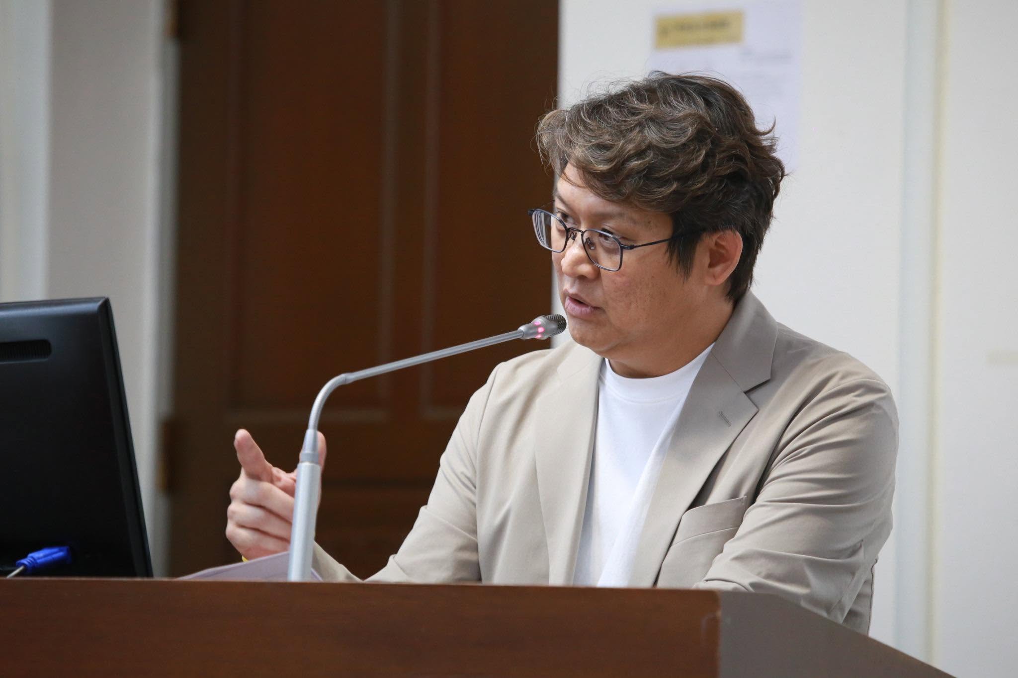 被傳是玄濟宮大師兄的親屬，黃建賓發文自嘲「什麼時候多了一個弟弟？」（翻攝自黃建賓臉書）