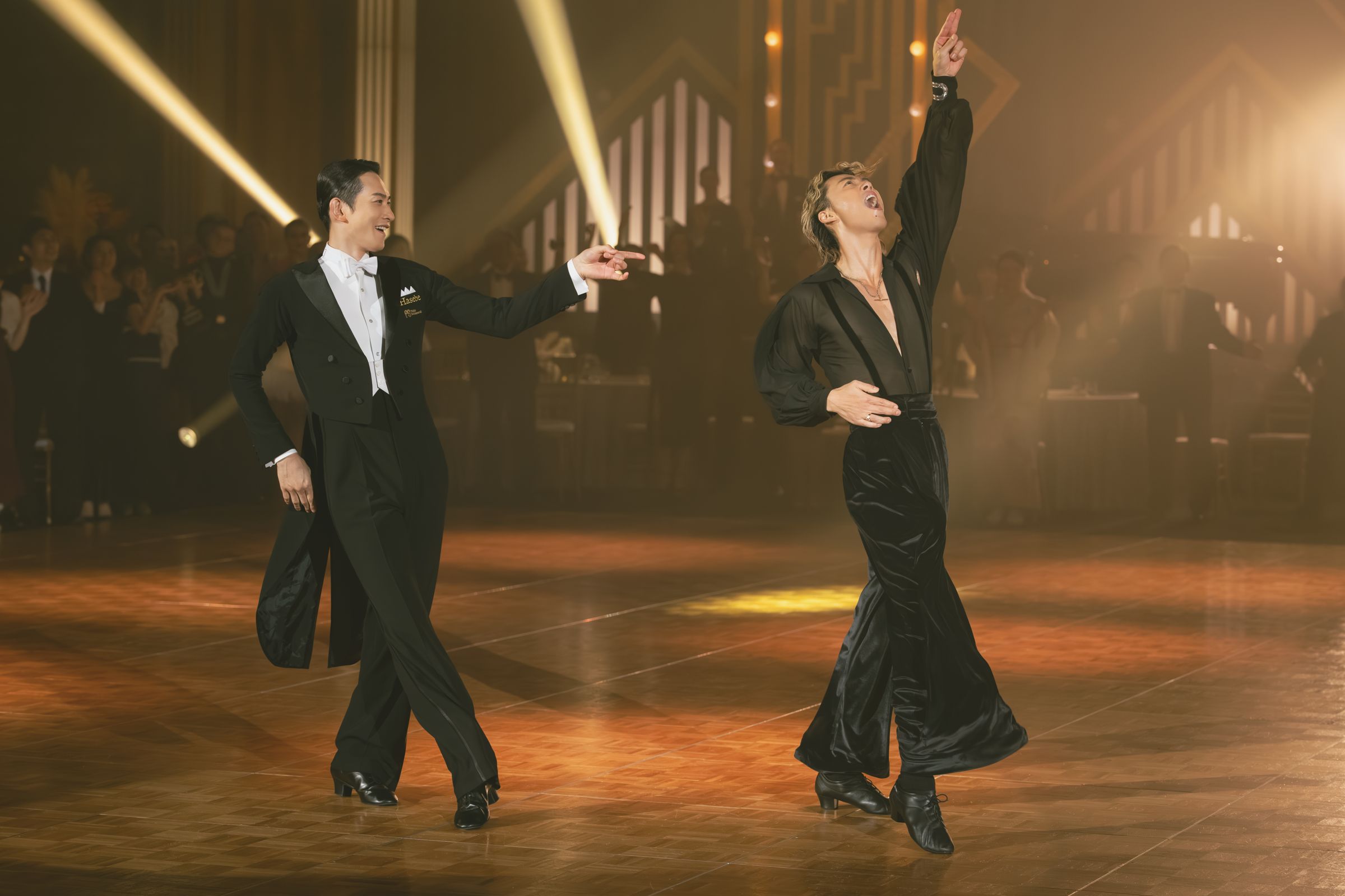 竹內涼真(右)與町田啓太為《10DANCE》全身心投入其中,也希望大家都能欣賞這部充滿熱情與愛的作品。(Netflix提供)