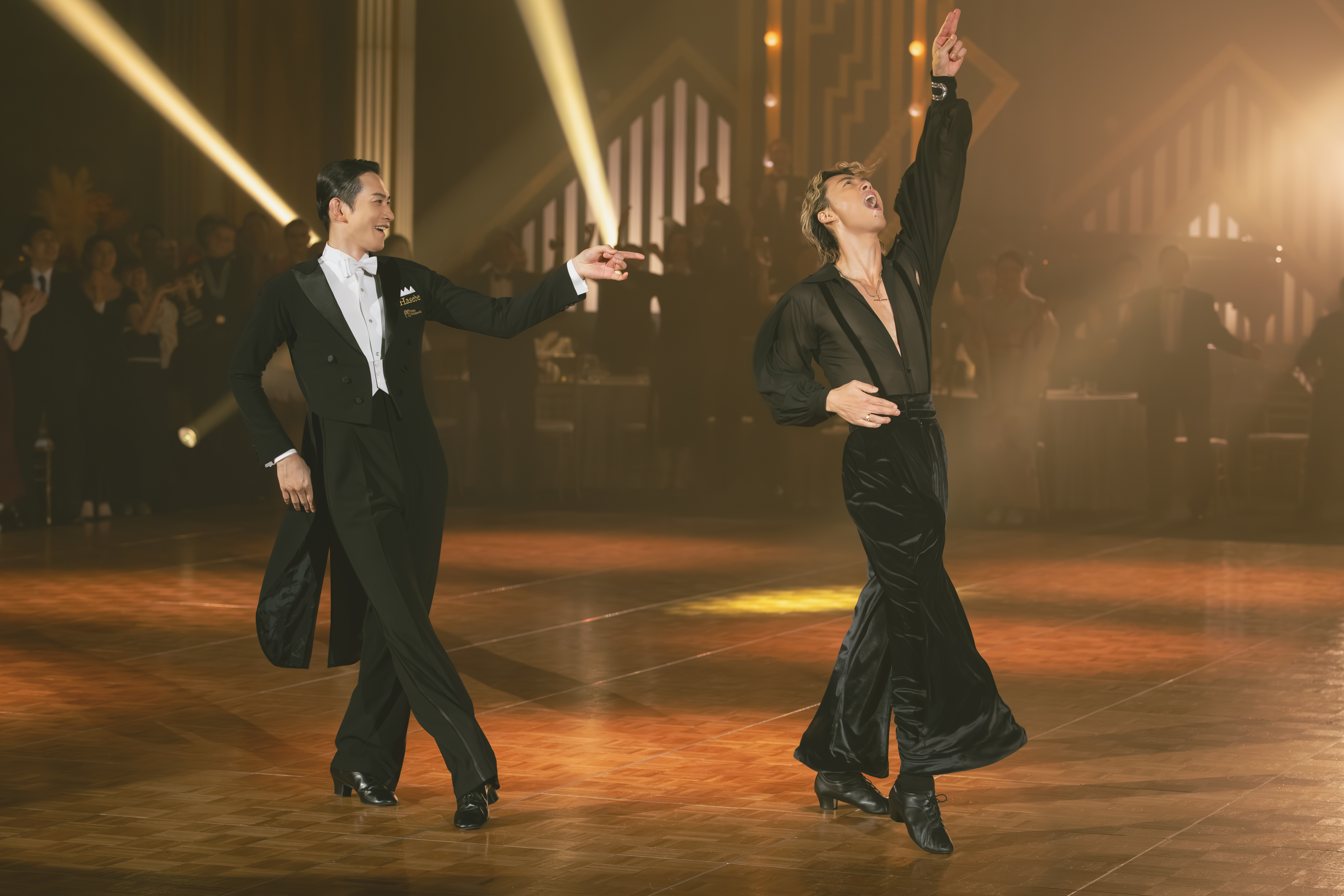 竹內涼真（右）與町田啓太為《10DANCE》全身心投入其中，也希望大家都能欣賞這部充滿熱情與愛的作品。（Netflix提供）