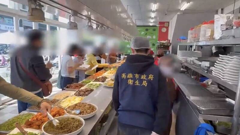 高雄某自助餐出現鴿子入侵，高雄市衛生局出手了。（高雄市衛生局提供）