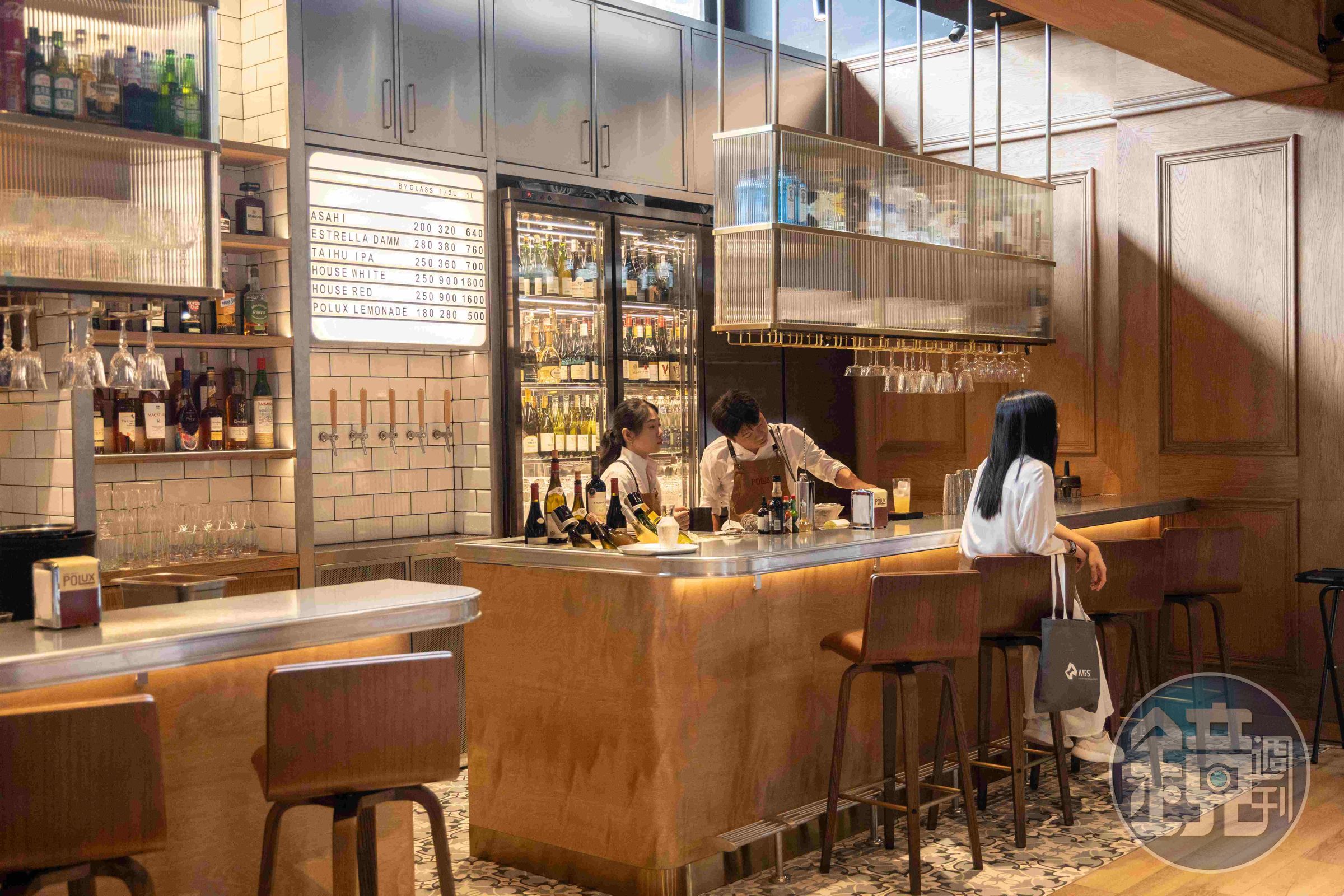 吧台隨時供應House Wine、啤酒與各種軟性飲料,隨時可以進來喝一杯。