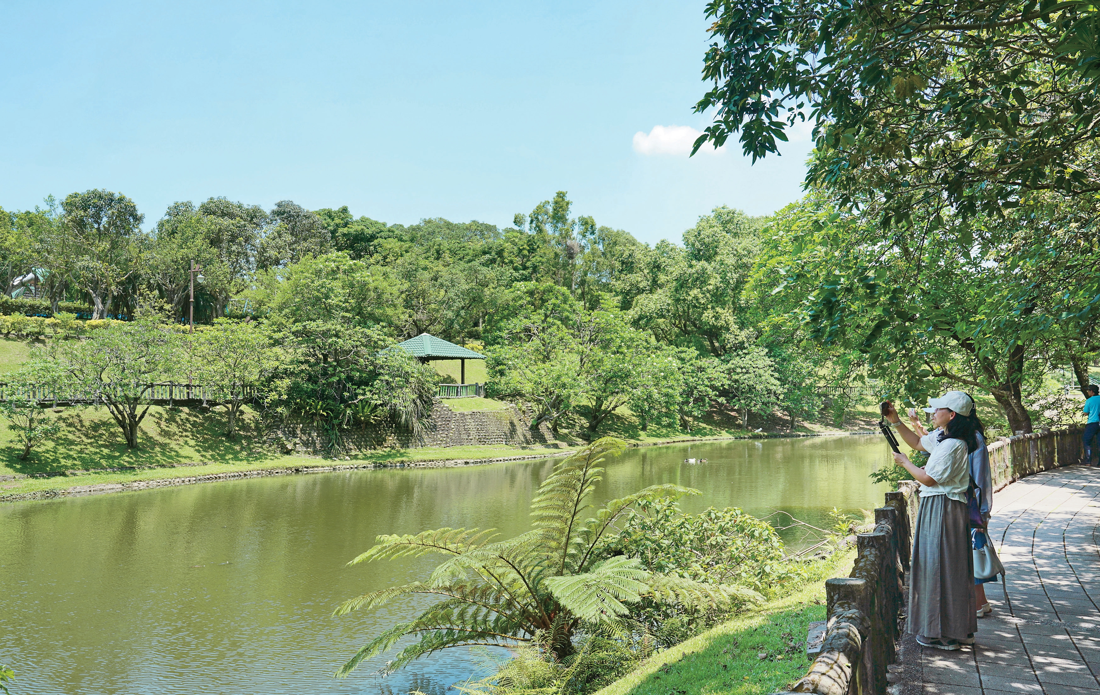 南港公園的環湖步道是旅客遊憩與賞景的絕佳去處。（攝影／楊弘熙）　