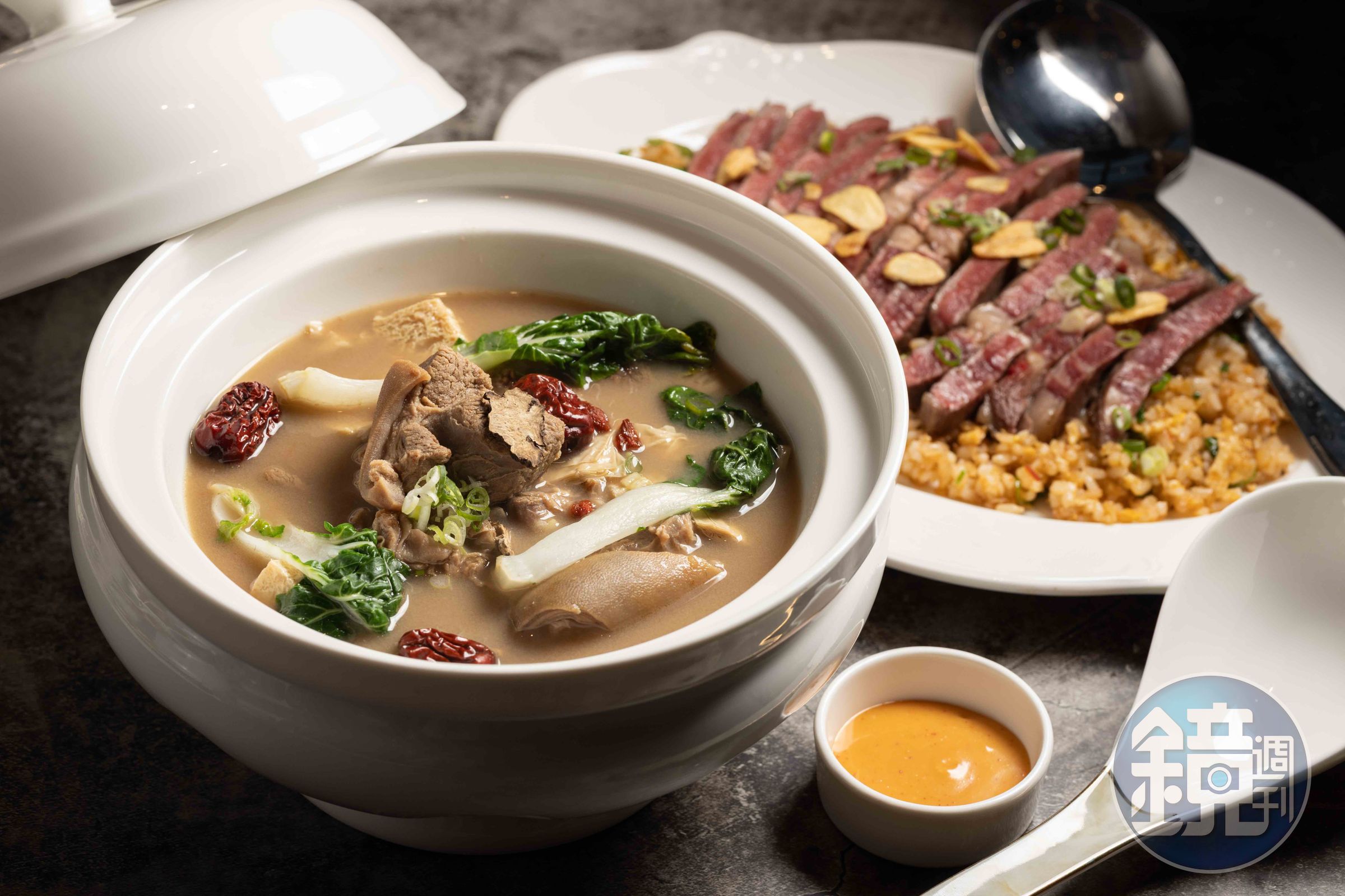 越式羊腩煲」（前，720元／份）選用帶皮羊五花，加入多種傳統香料慢火燉煮，平衡了羊肉的羶味；「招牌參巴醬炒飯」（後，1,280元／份）鑊氣十足，搭配肋眼牛排很過癮。