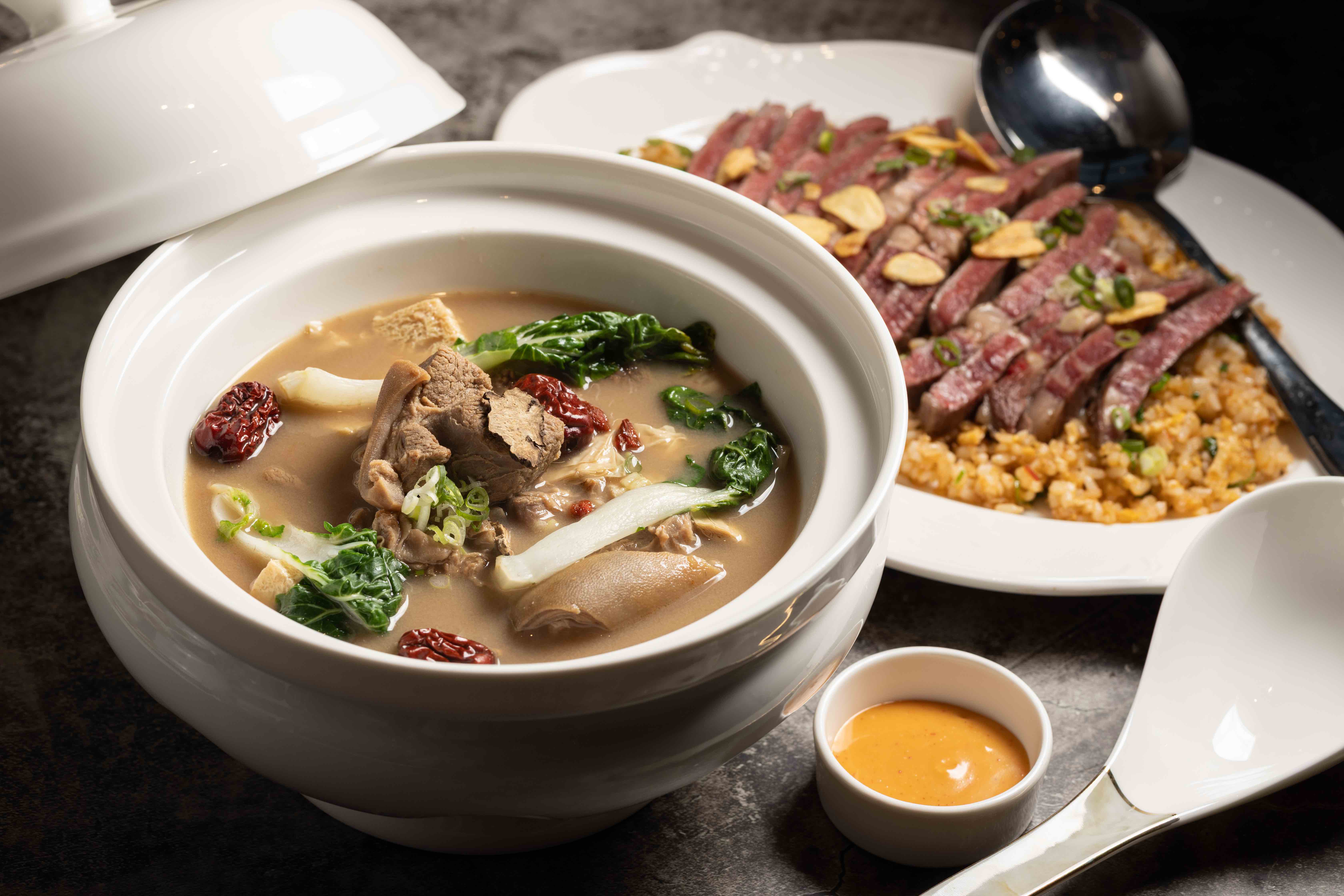 越式羊腩煲」（前，720元／份）選用帶皮羊五花，加入多種傳統香料慢火燉煮，平衡了羊肉的羶味；「招牌參巴醬炒飯」（後，1,280元／份）鑊氣十足，搭配肋眼牛排很過癮。