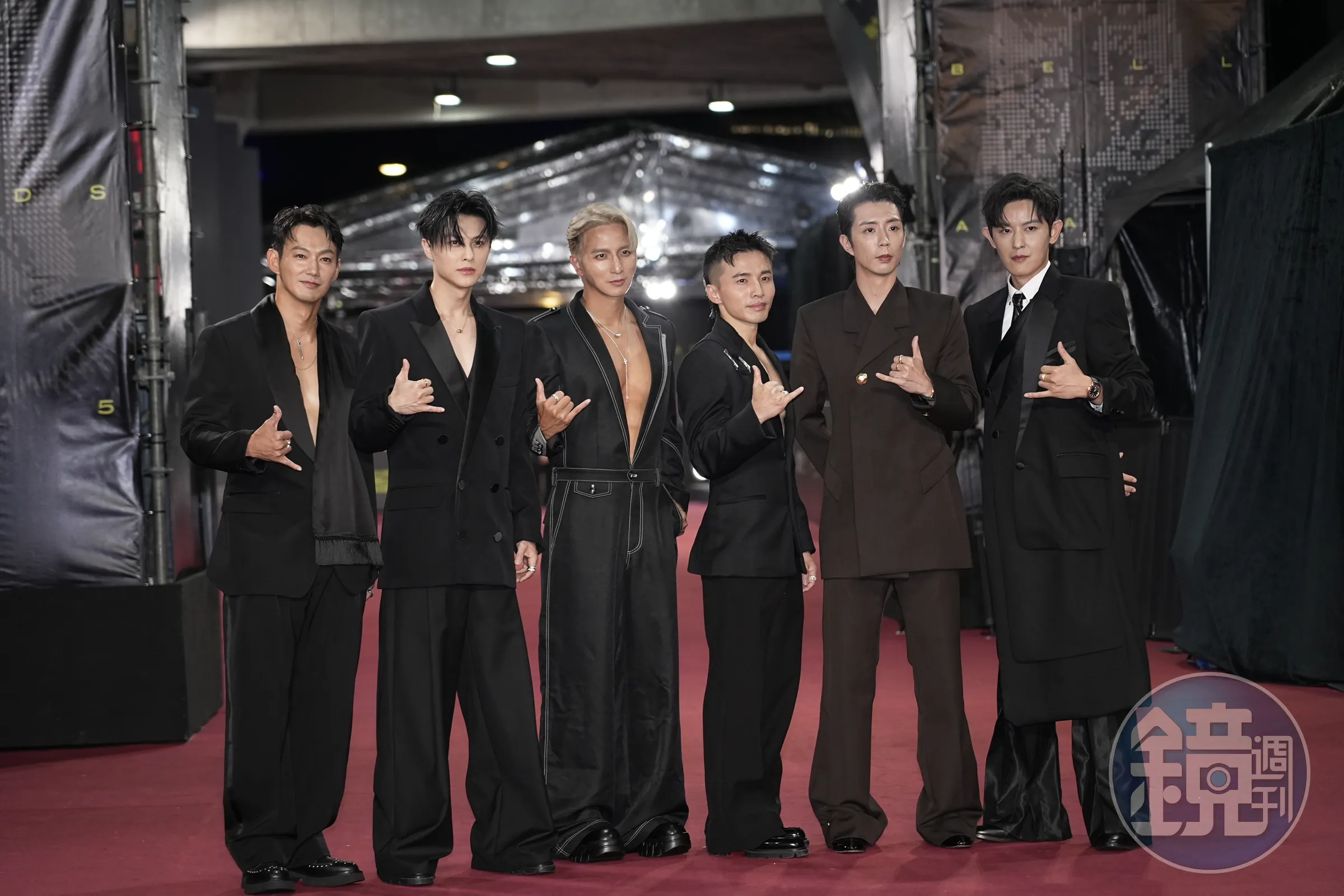 棒棒堂6人退伍令湊不出一張，舞台上炫耀免役引網怒。