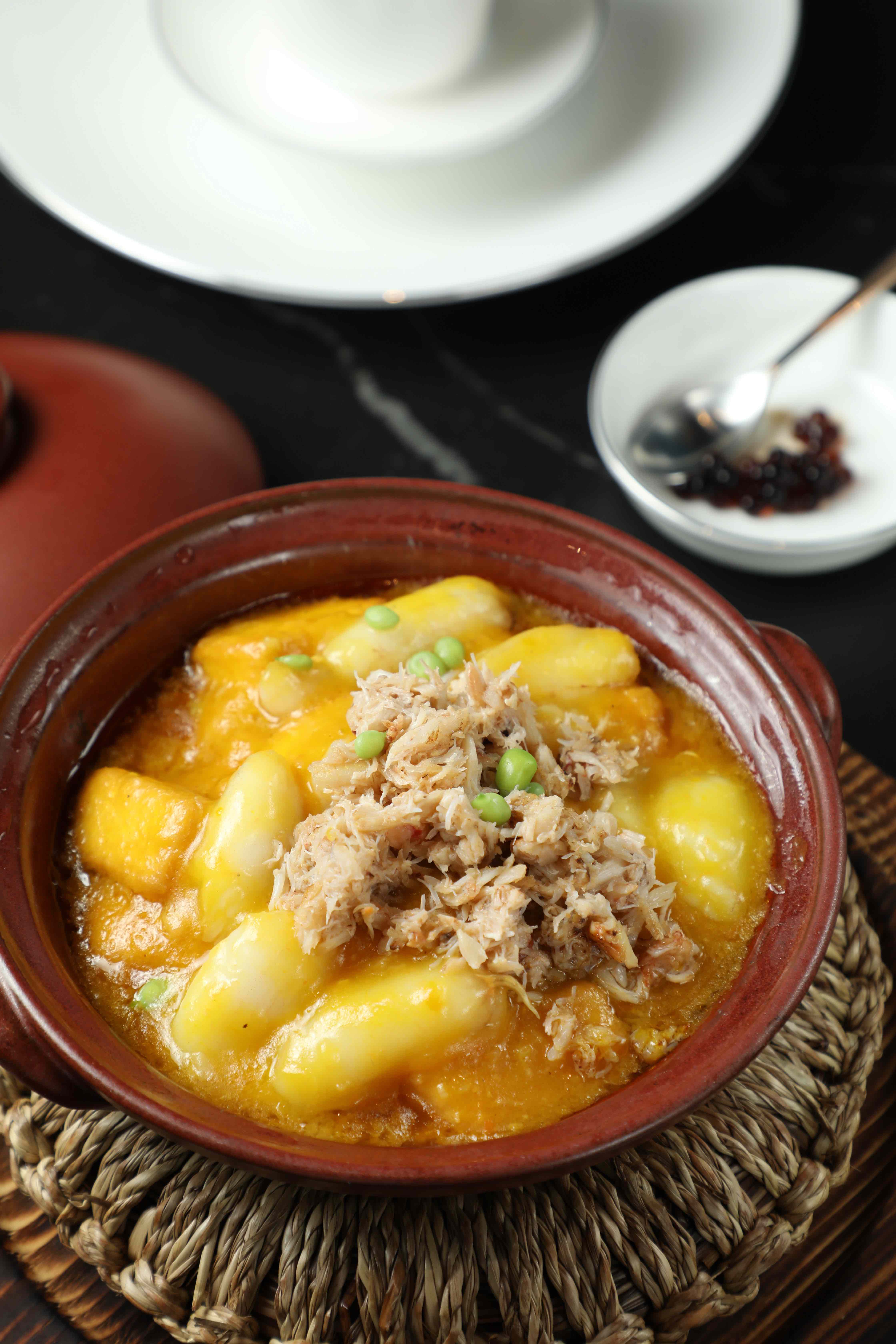 「金湯臻蟹豆腐煲」的蟹肉鮮香、豆腐滑嫩,濃郁湯汁超級下飯。(620元/份)