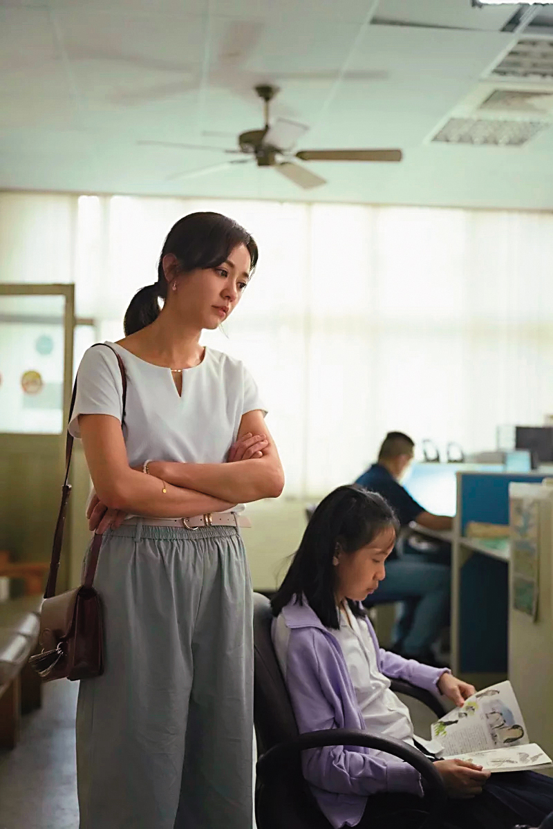 陳意涵(左)與飾演女兒的林品彤(右),在電影《小曉》中的互動既相愛又相殺。(Catchplay提供)