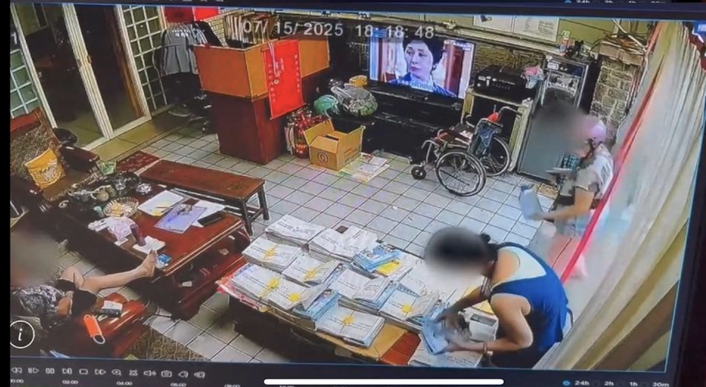 7月15日18點18分，有人開始收回文宣。（翻攝魯明哲臉書）