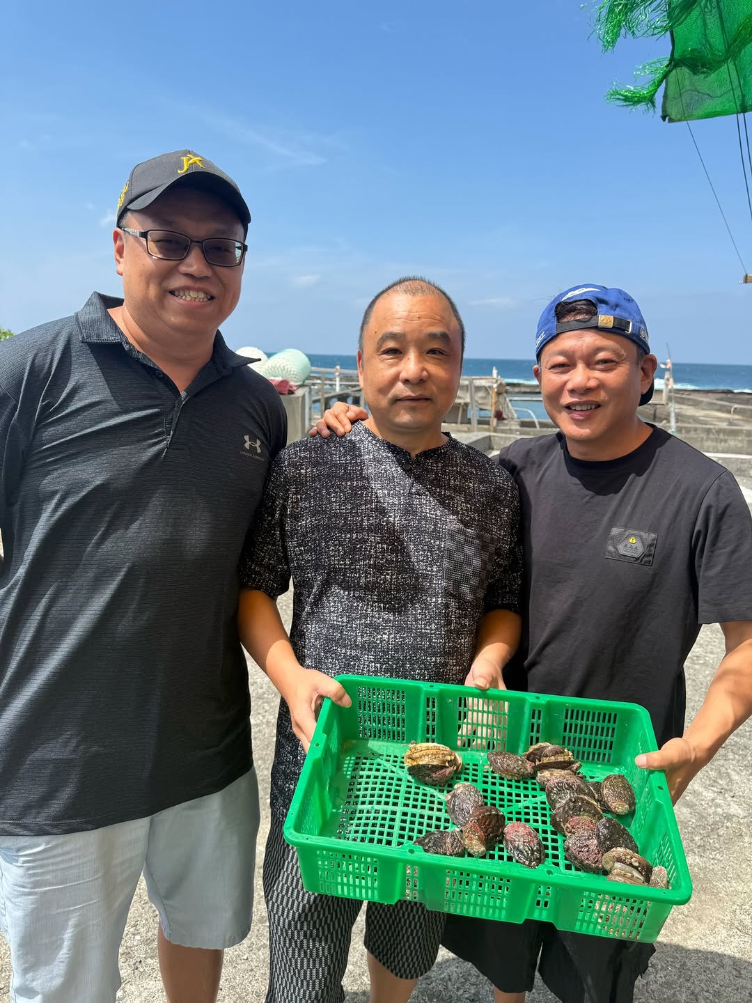 李康生與友人誤闖養殖場，事後與池主達成和解並成為朋友。（翻攝自IG@likangsheng）