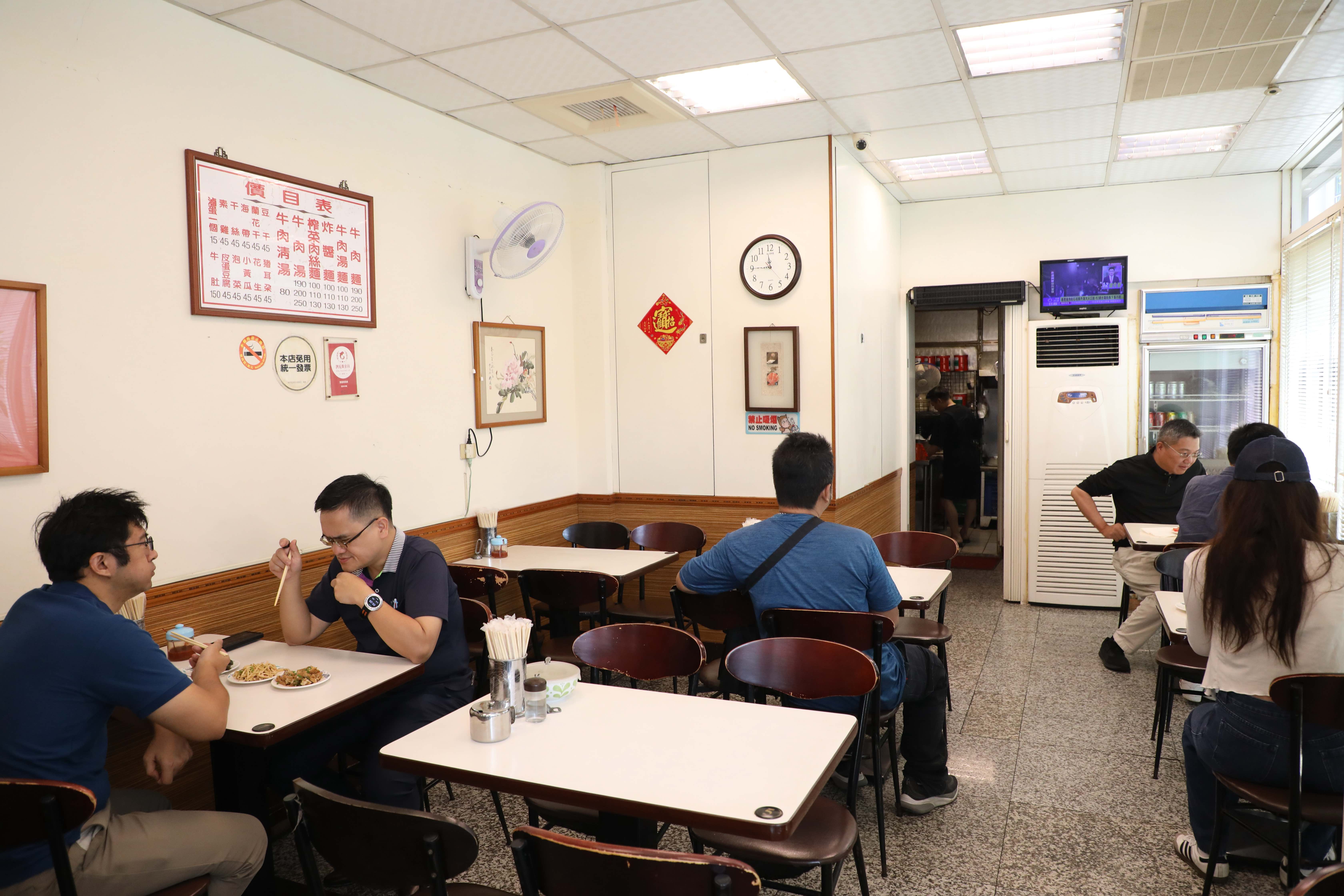 老顧客認準「老張」，依舊循著熟悉滋味找上門。