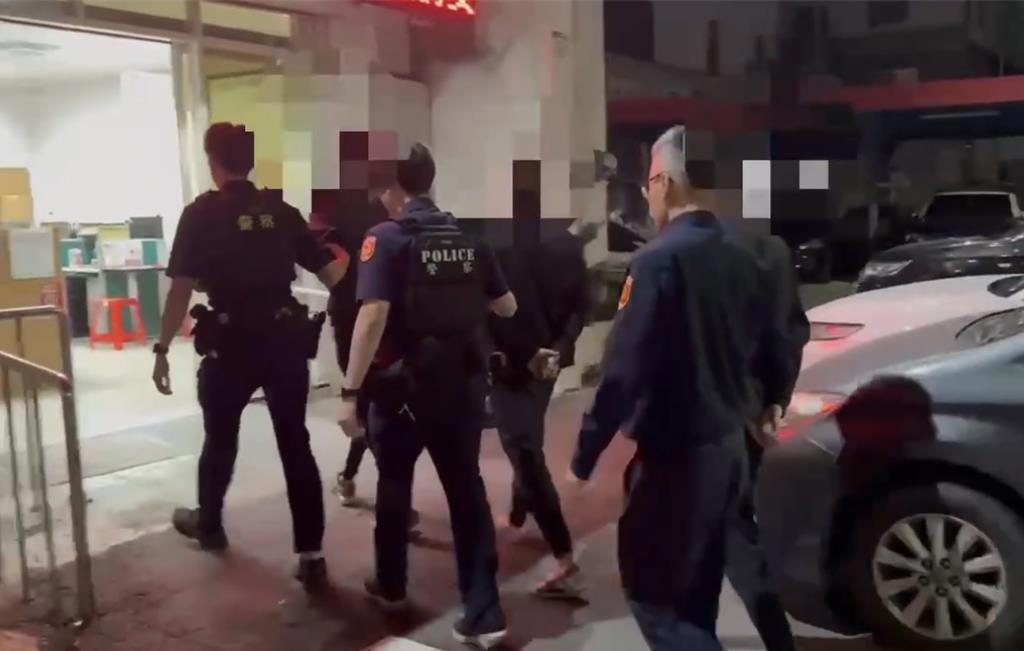 警方出動快打部隊，陸續將押走林姓老闆的犯嫌帶回偵訊。（翻攝畫面）