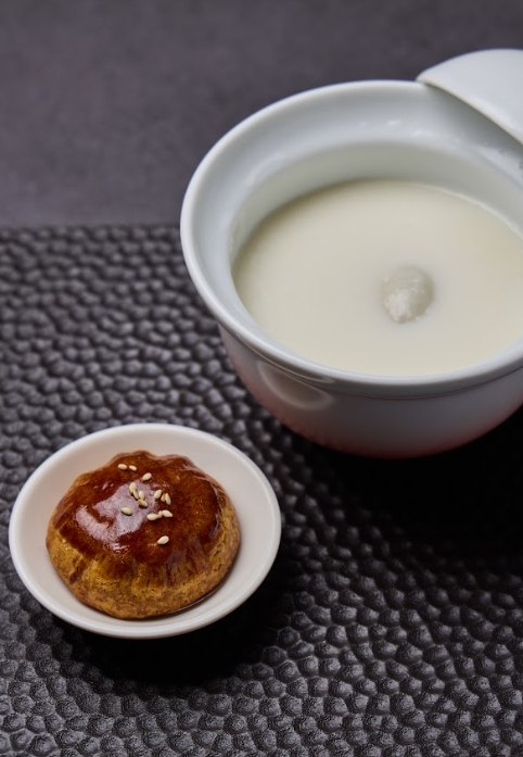 展現點心功力的「手作雞仔餅與生磨杏仁茶」，簡單卻很有滋味。（玖尹提供）