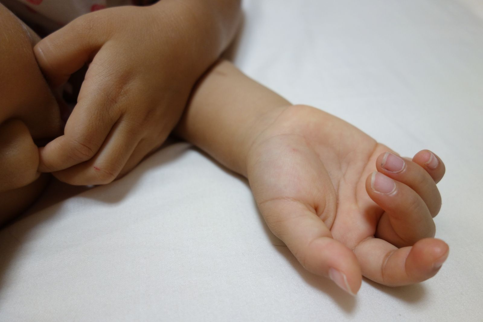 一名5歲女童洗澡時被家長發現胸部異常隆起，內褲出現分泌物，就醫後確認為「假性性早熟」。（翻攝自photo-ac）