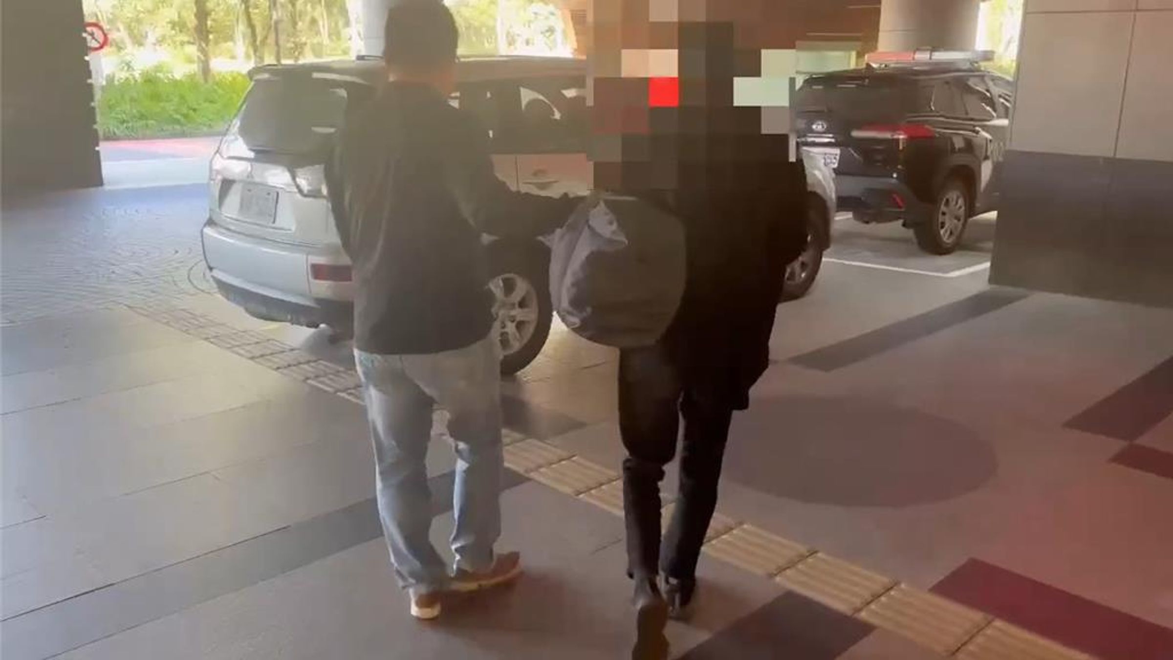 台北車站附近昨日傳有人當街亮刀,警方追查,今日在林口逮捕50歲李姓街友。(翻攝畫面)