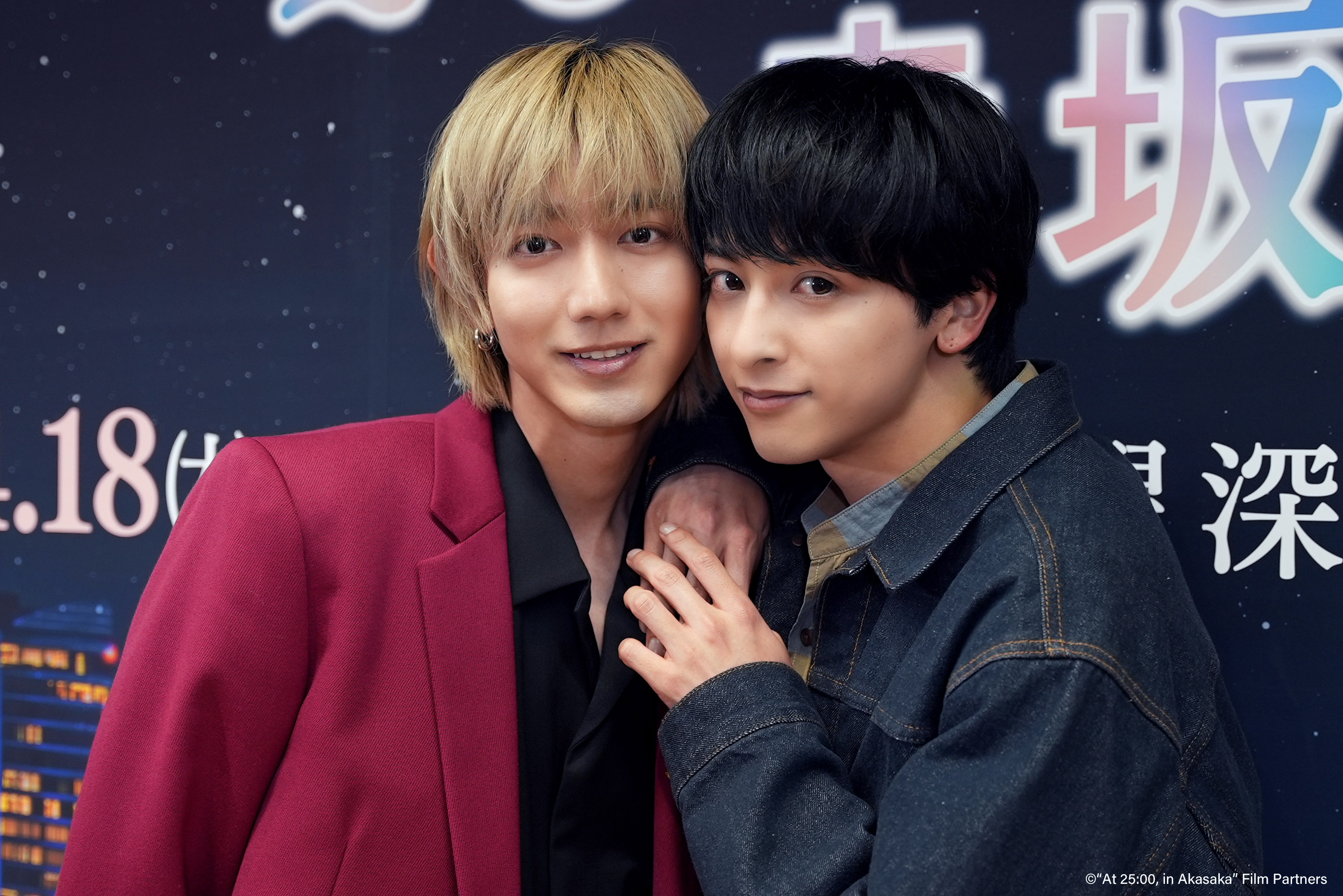 新生代演員駒木根葵汰（左）和新原泰佑（右）為演出真人版《25時，赤坂見》從外型開始下功夫。（GagaOOLala提供）