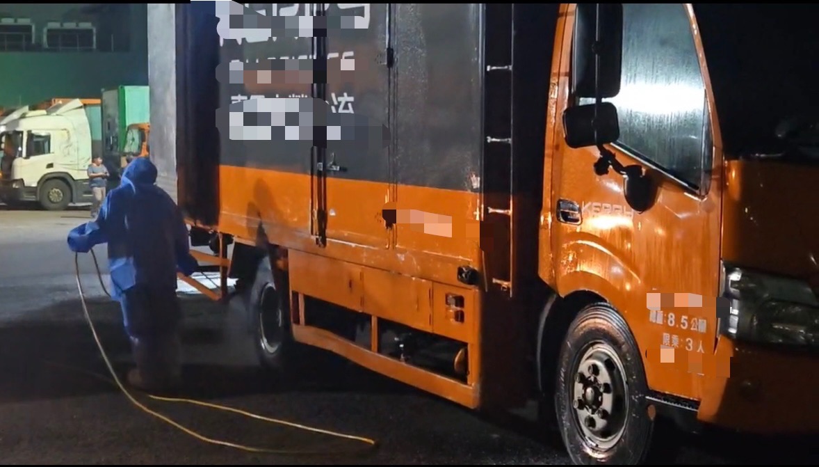 嘉里大榮營業所人員未在第一時間吐實說明情況，遭高雄市衛生局重罰300萬元並停業一週、移送法辦。（高雄市衛生局提供）