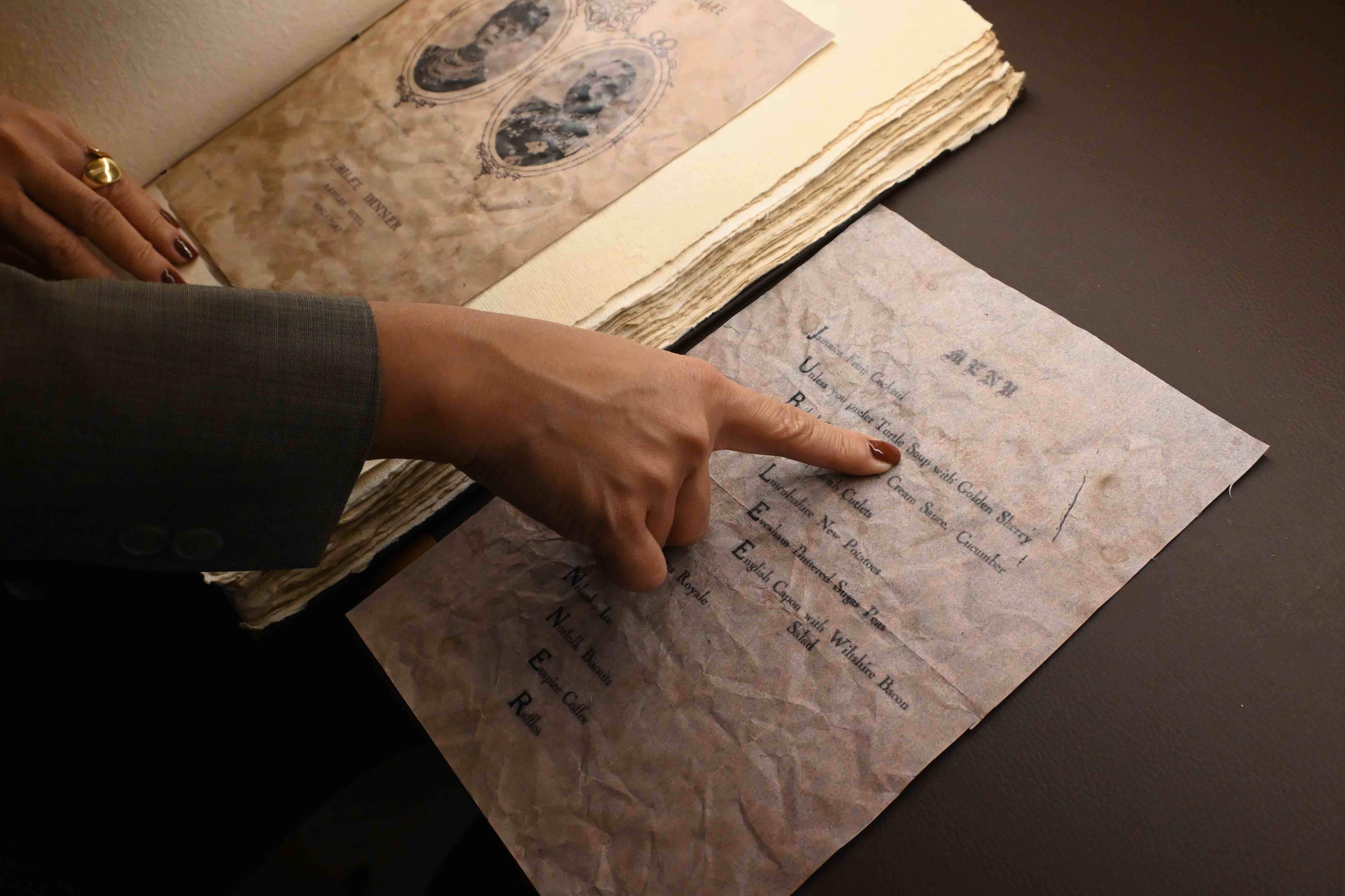 餐廳特別複印百年前留存至今的食譜古書,開放賓客翻閱,從餐桌細節一窺萊佛士酒店的飲食歷史。