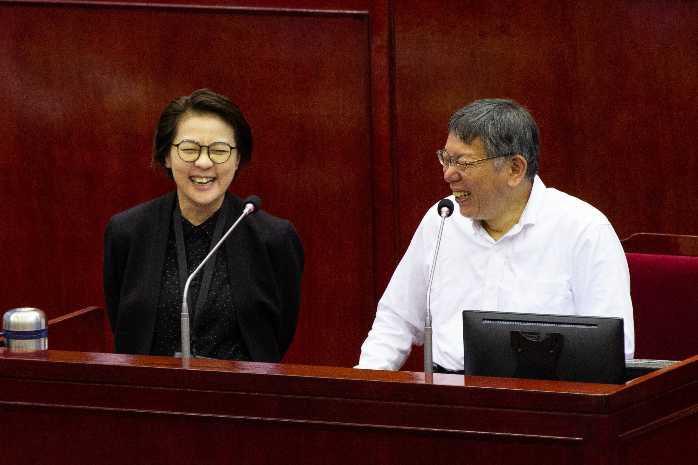 黃珊珊（左）否認請辭傳言，接連發文力挺柯文哲。（本刊資料照）