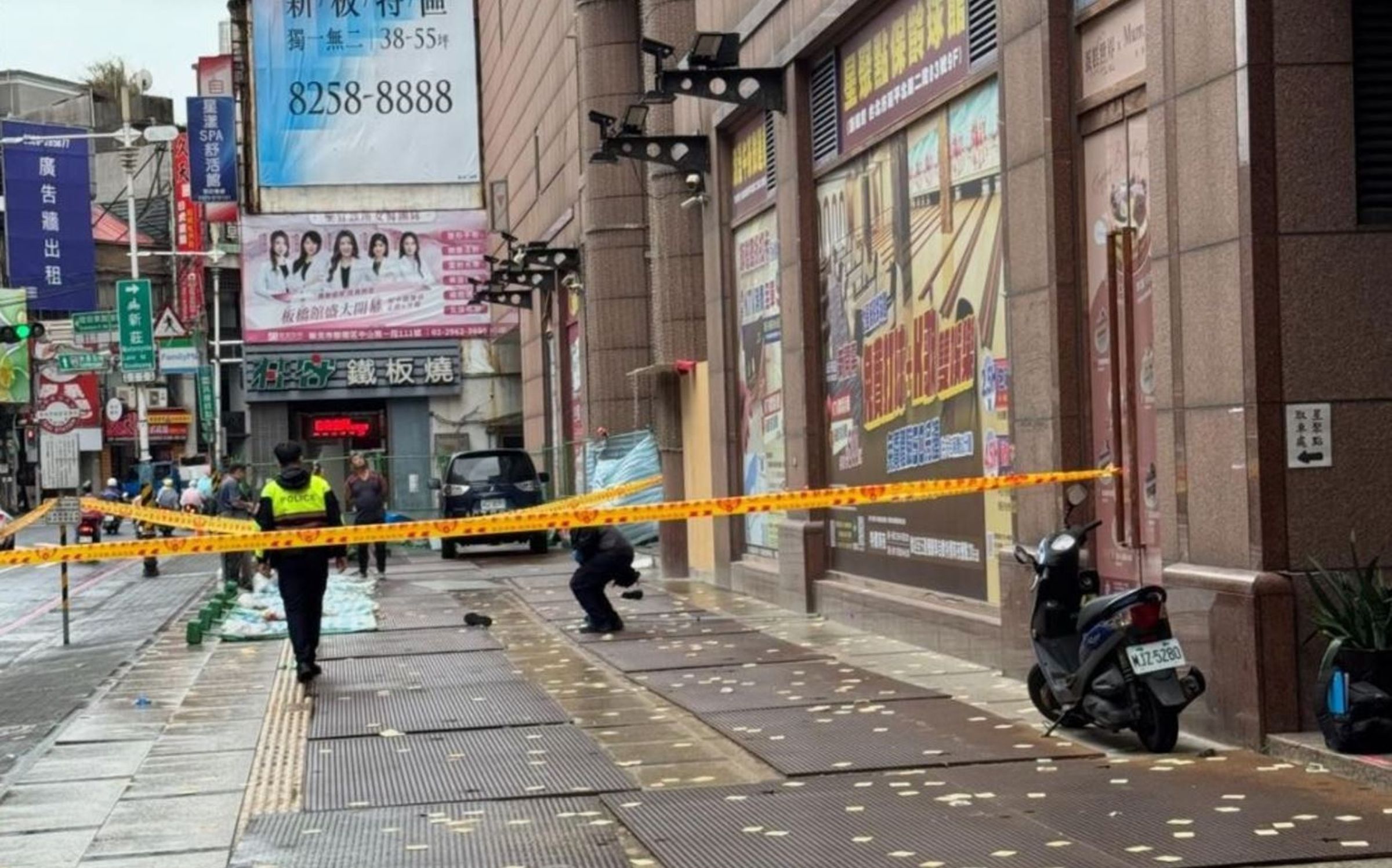新北市板橋區「凱悅大樓」有民眾墜樓身亡,網友爆料是因檢舉1樓KTV裝修造成大量粉塵遭忽視,因而死諫。(翻攝Threads)